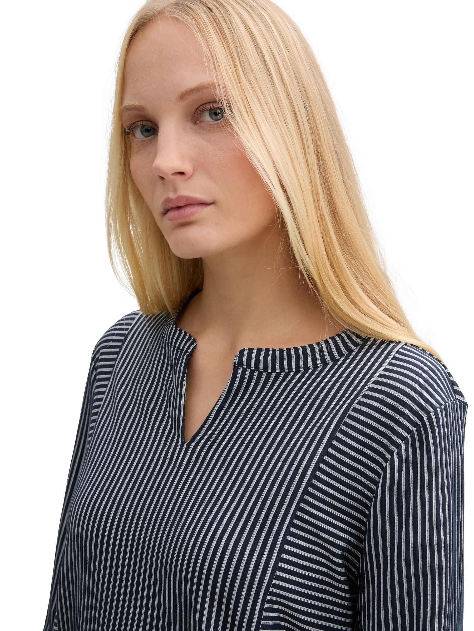Tom-Tailor_202506_37471_1040546_4.jpg Langärmlige Bluse mit V-Ausschnitt und feinen Streifen