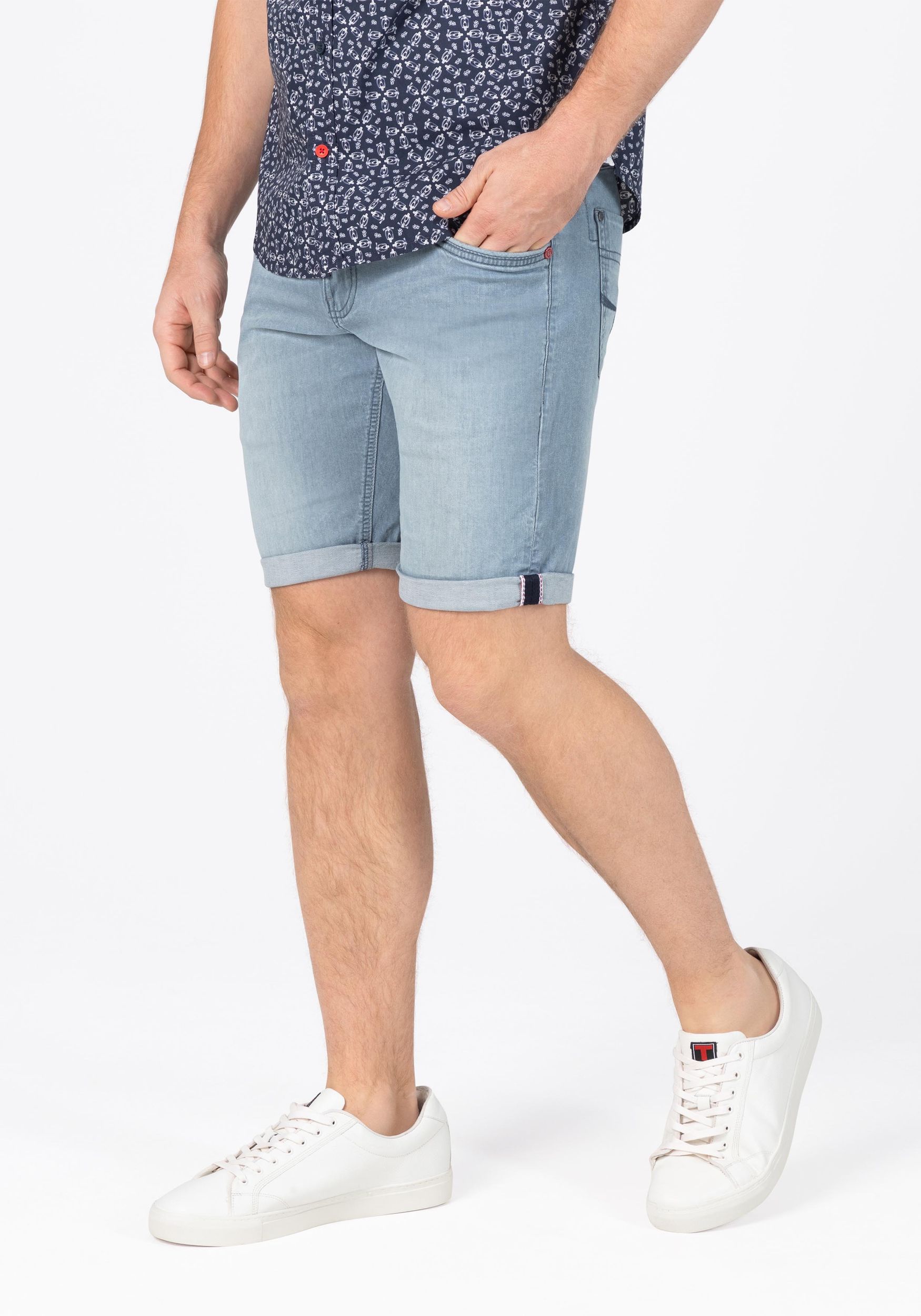 TIMEZONE-Gmb_SS25_3703_25-10013-00-3453_3.jpg Jeansshorts mit umgeschlagenem Saum und Logo-Detail