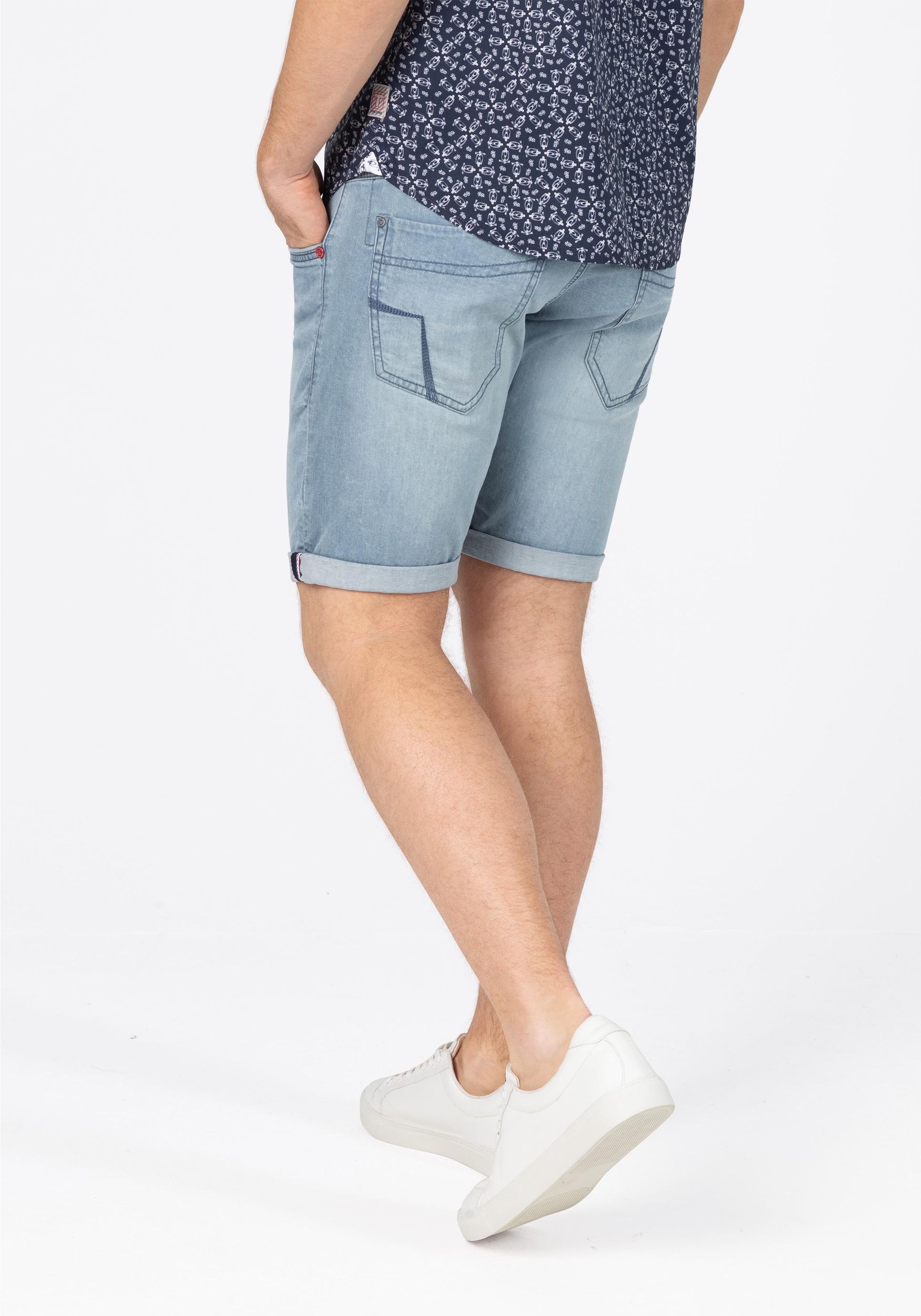 TIMEZONE-Gmb_SS25_3703_25-10013-00-3453_4.jpg Jeansshorts mit umgeschlagenem Saum und Logo-Detail