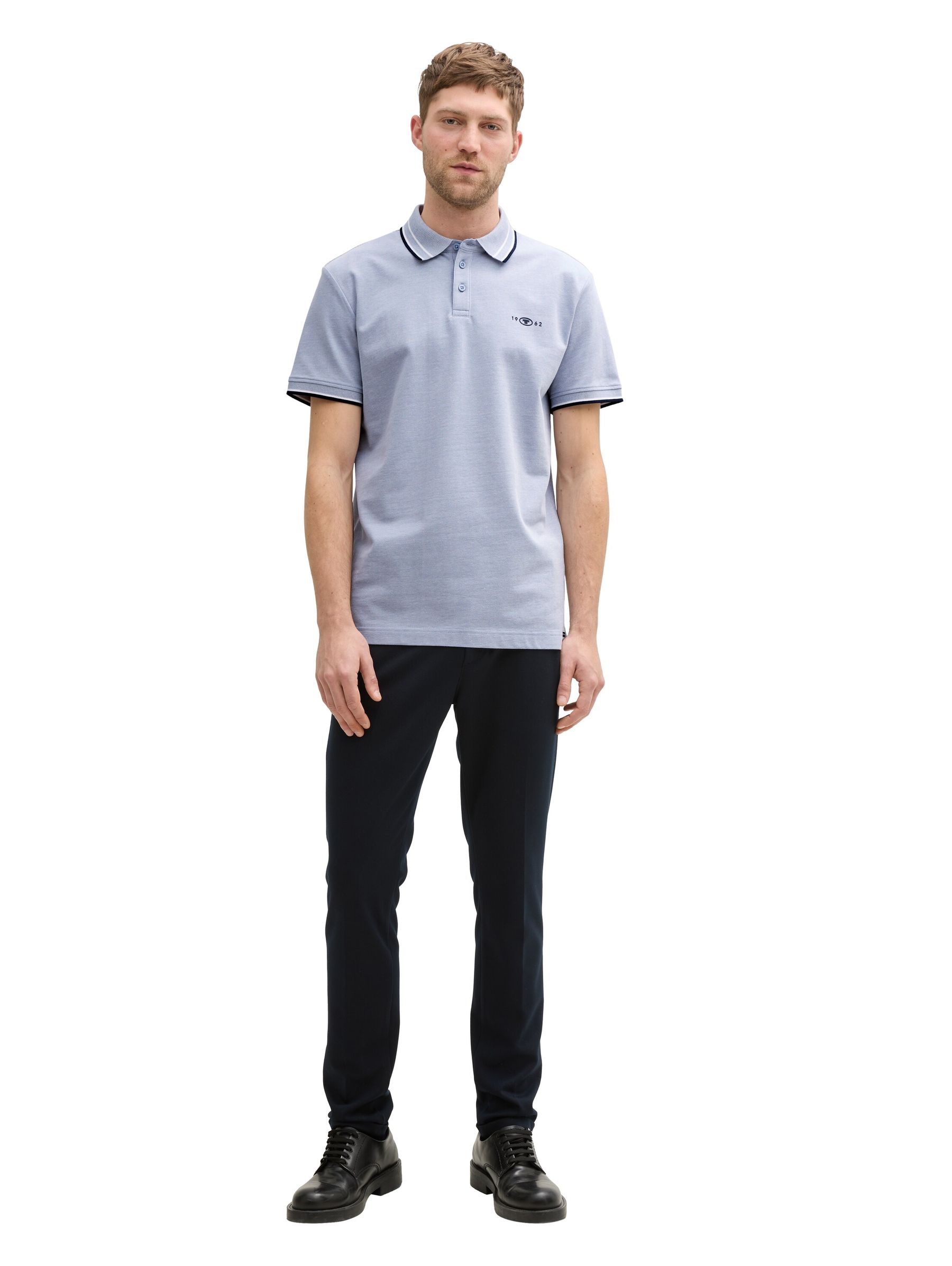 Tom-Tailor_202506_37680_1045629_2.jpg Polo-Shirt mit Kontraststreifen und Logo-Patch, kurzärmlig