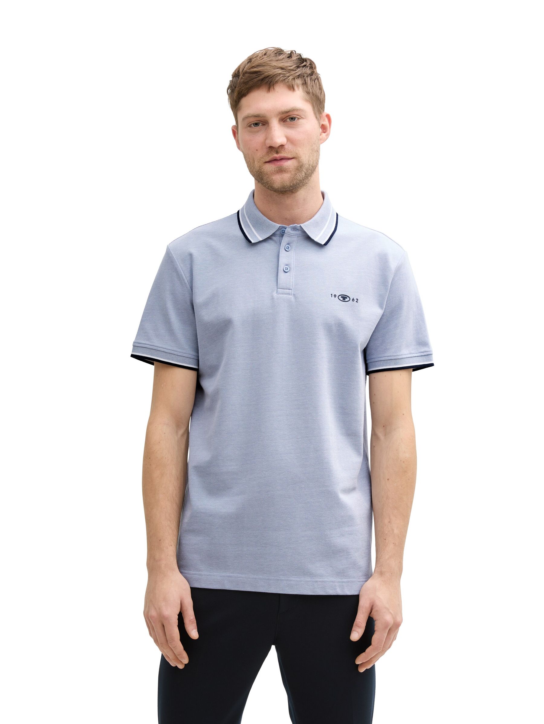 Tom-Tailor_202506_37680_1045629_4.jpg Polo-Shirt mit Kontraststreifen und Logo-Patch, kurzärmlig