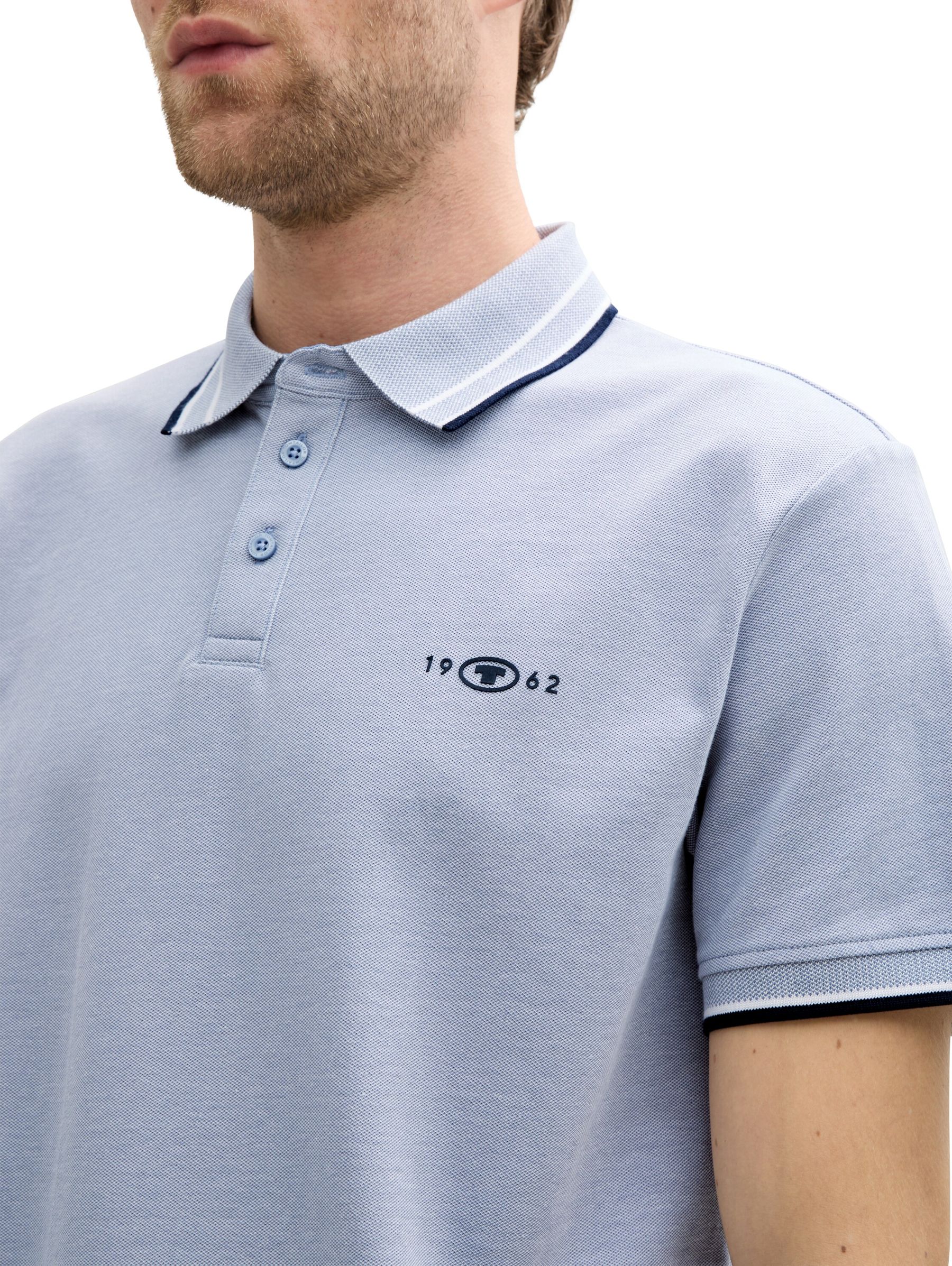 Tom-Tailor_202506_37680_1045629_5.jpg Polo-Shirt mit Kontraststreifen und Logo-Patch, kurzärmlig
