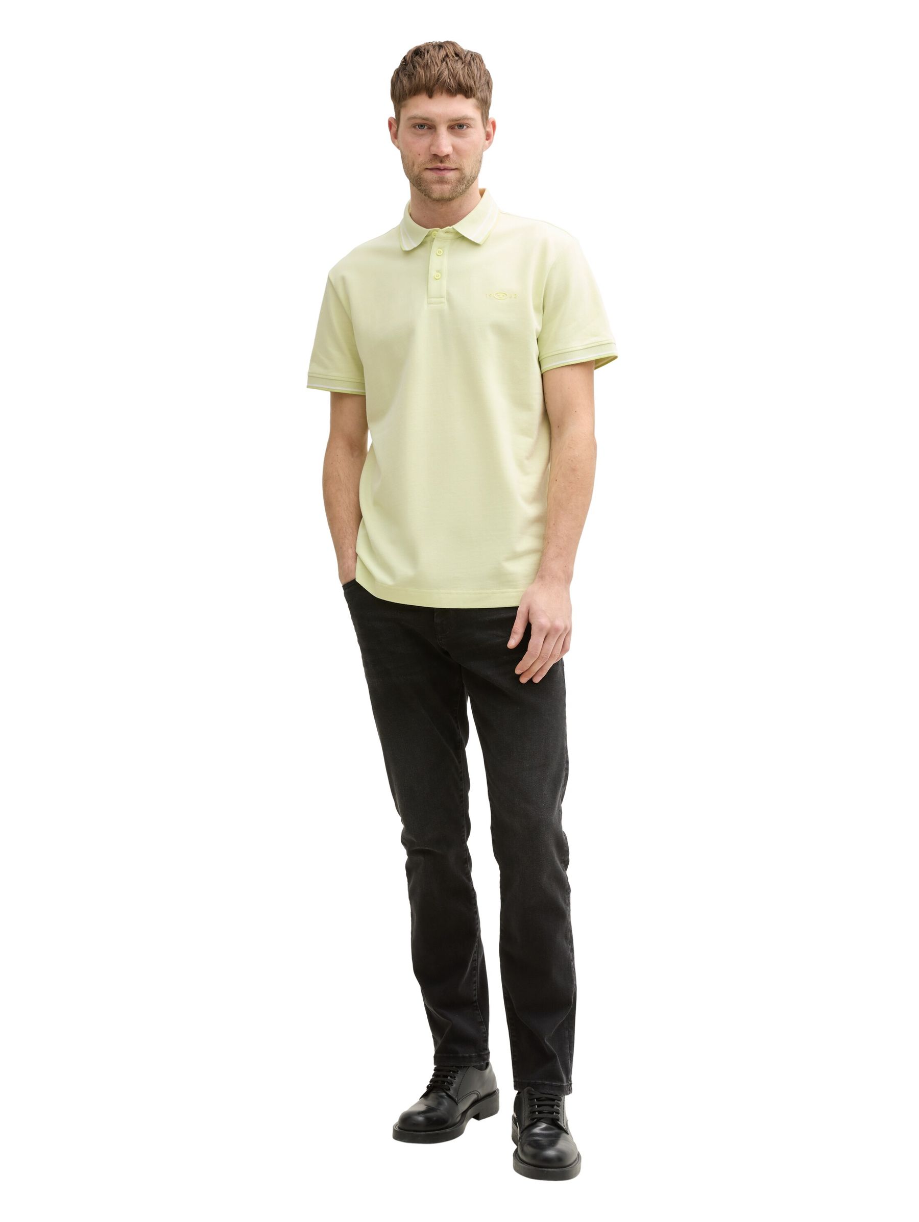 Tom-Tailor_202506_37704_1045629_2.jpg Polo-Shirt mit Kontraststreifen und Logo-Patch, kurzärmlig