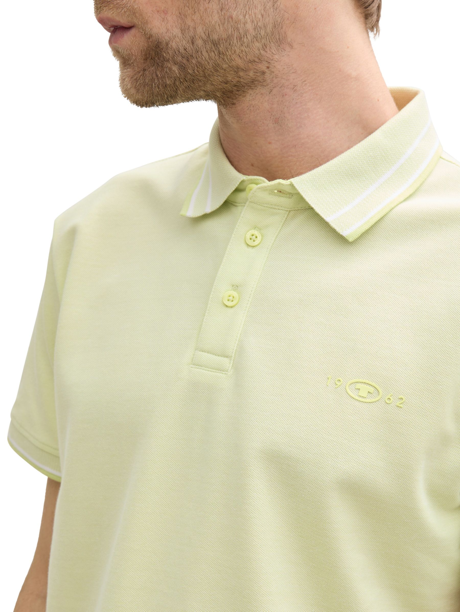 Tom-Tailor_202506_37704_1045629_5.jpg Polo-Shirt mit Kontraststreifen und Logo-Patch, kurzärmlig