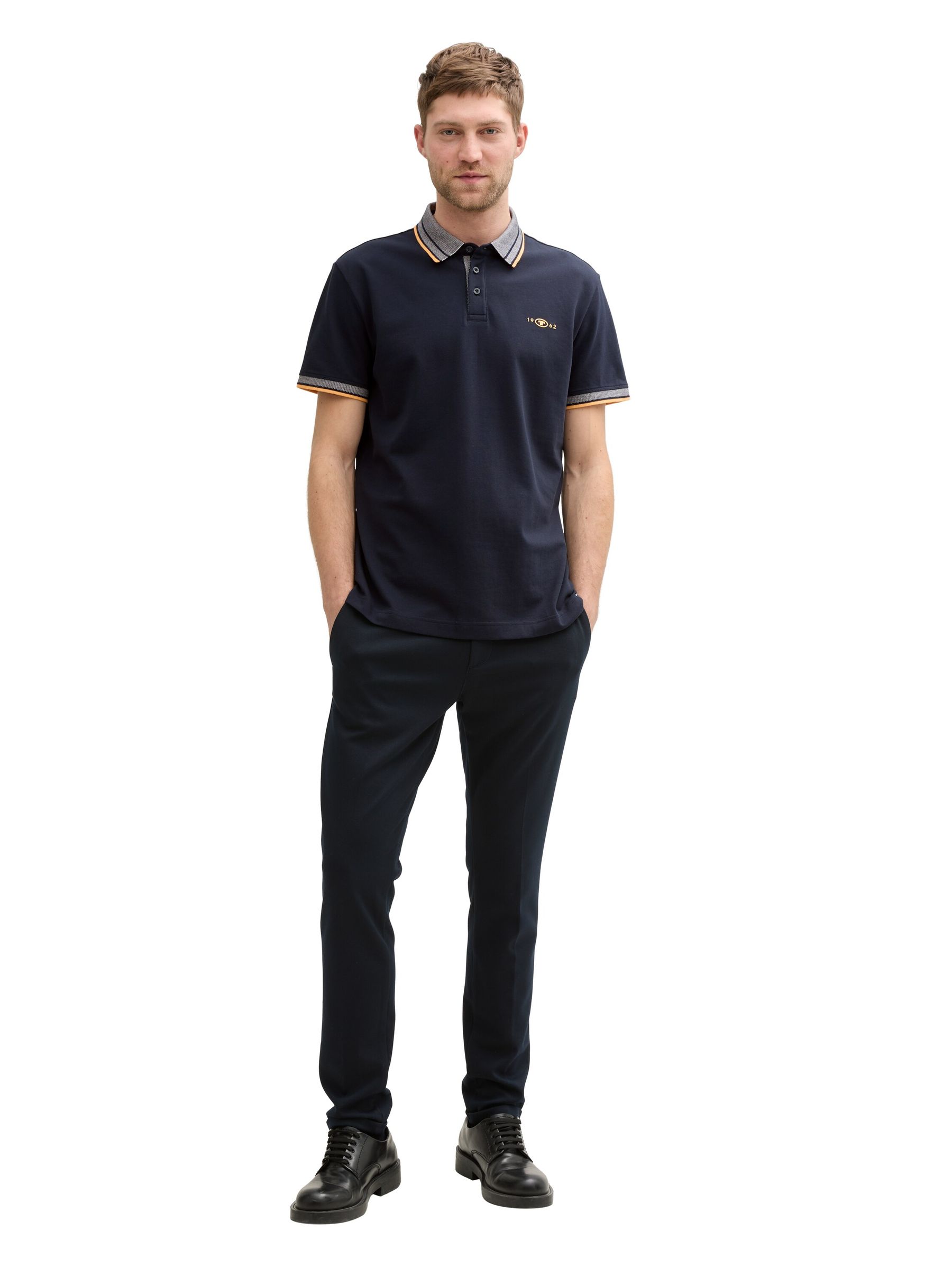 Tom-Tailor_202508_10668_1045629_2.jpg Polo-Shirt mit Kontraststreifen und Logo-Patch, kurzärmlig