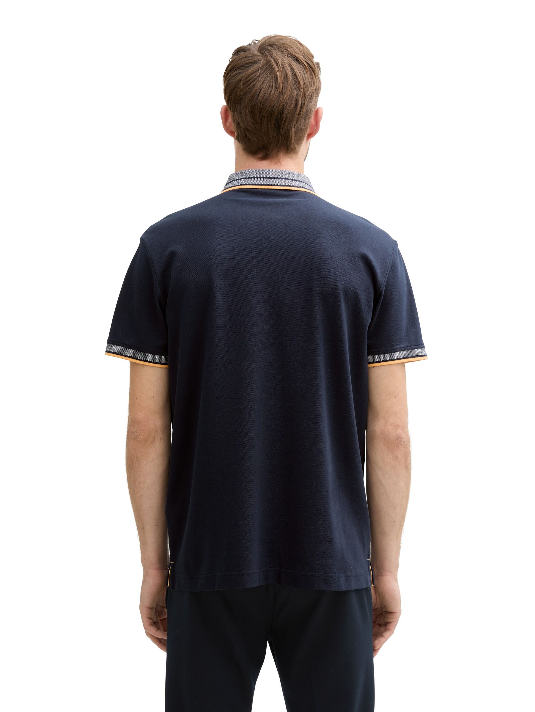 Tom-Tailor_202508_10668_1045629_3.jpg Polo-Shirt mit Kontraststreifen und Logo-Patch, kurzärmlig