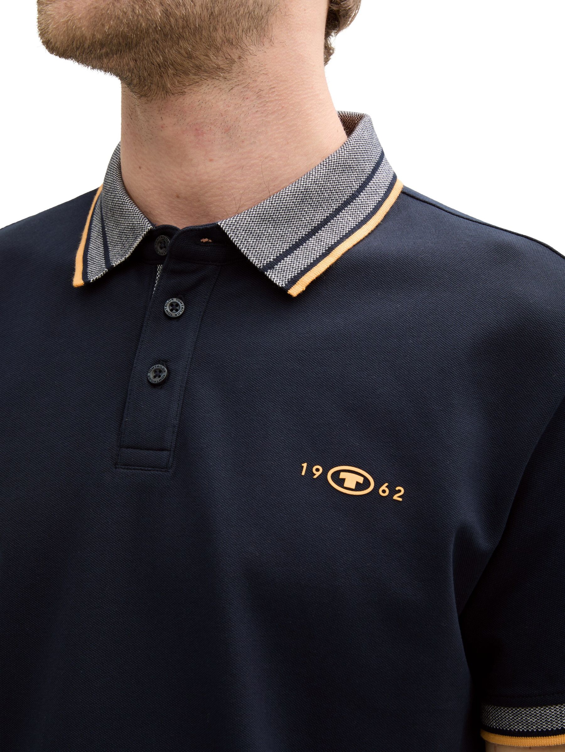Tom-Tailor_202508_10668_1045629_4.jpg Polo-Shirt mit Kontraststreifen und Logo-Patch, kurzärmlig