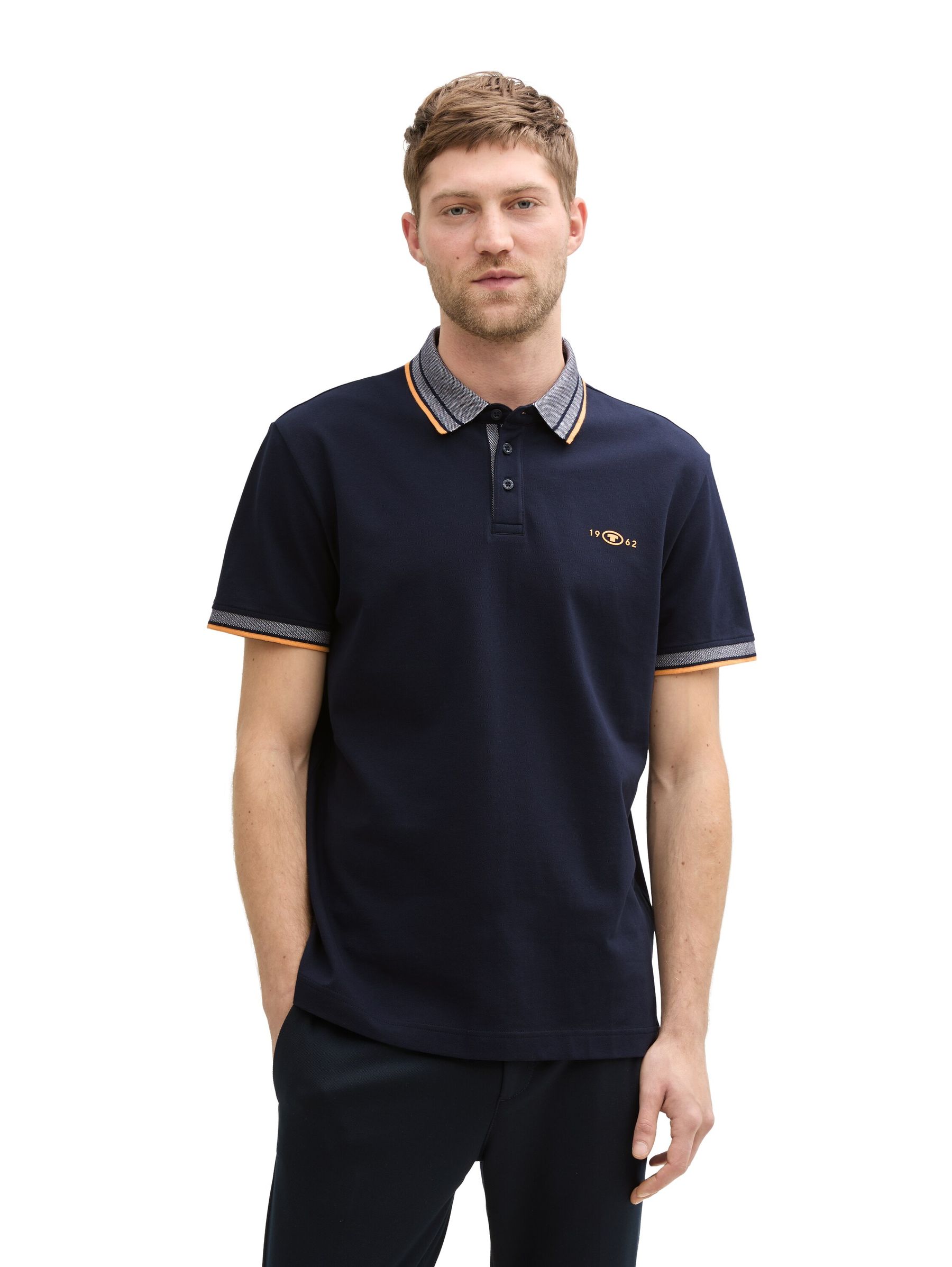 Tom-Tailor_202508_10668_1045629_5.jpg Polo-Shirt mit Kontraststreifen und Logo-Patch, kurzärmlig