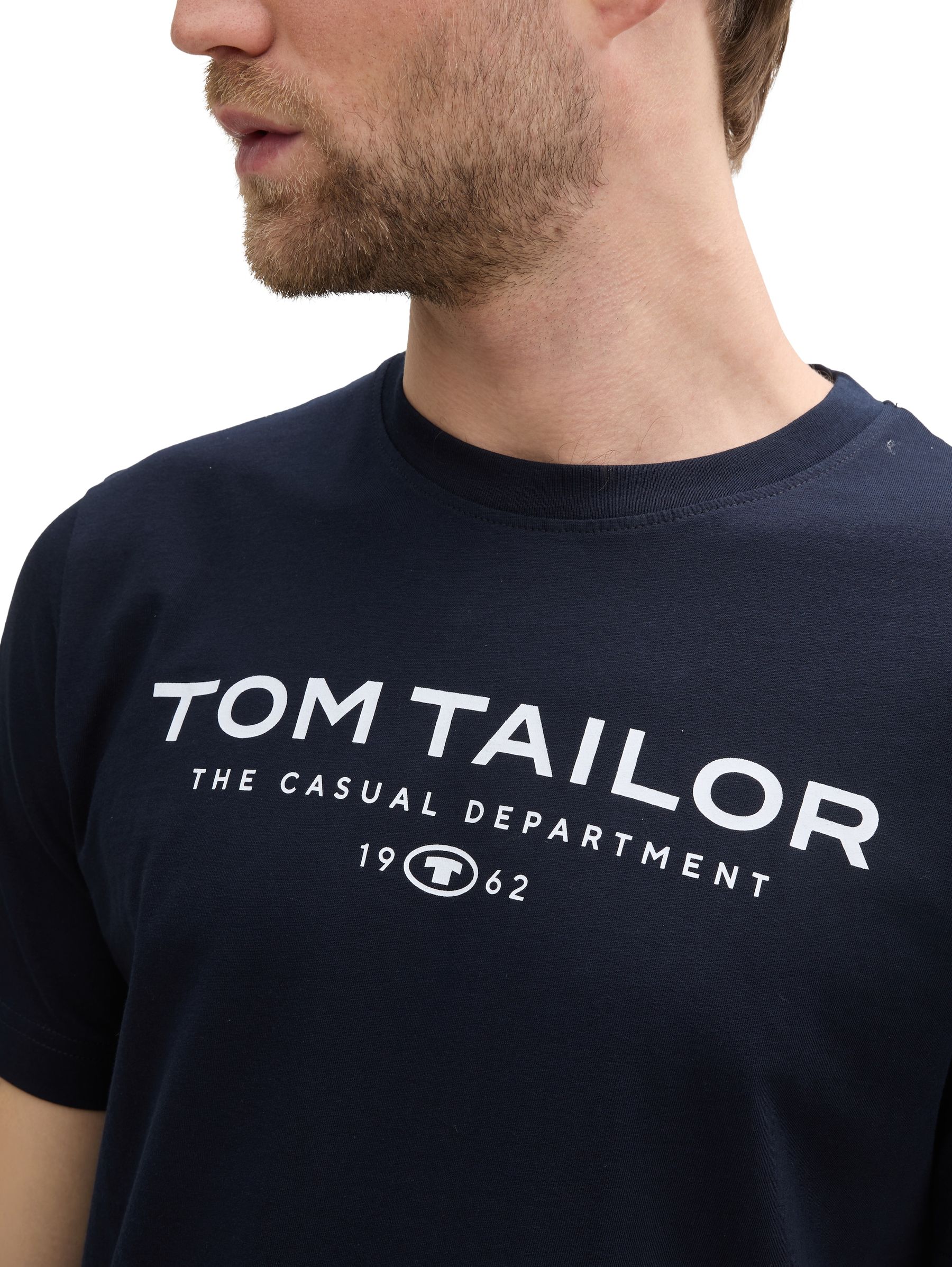Tom-Tailor_202512_10668_1045773_5.jpg T-Shirt mit Rundhalsausschnitt und Logo-Print 1962