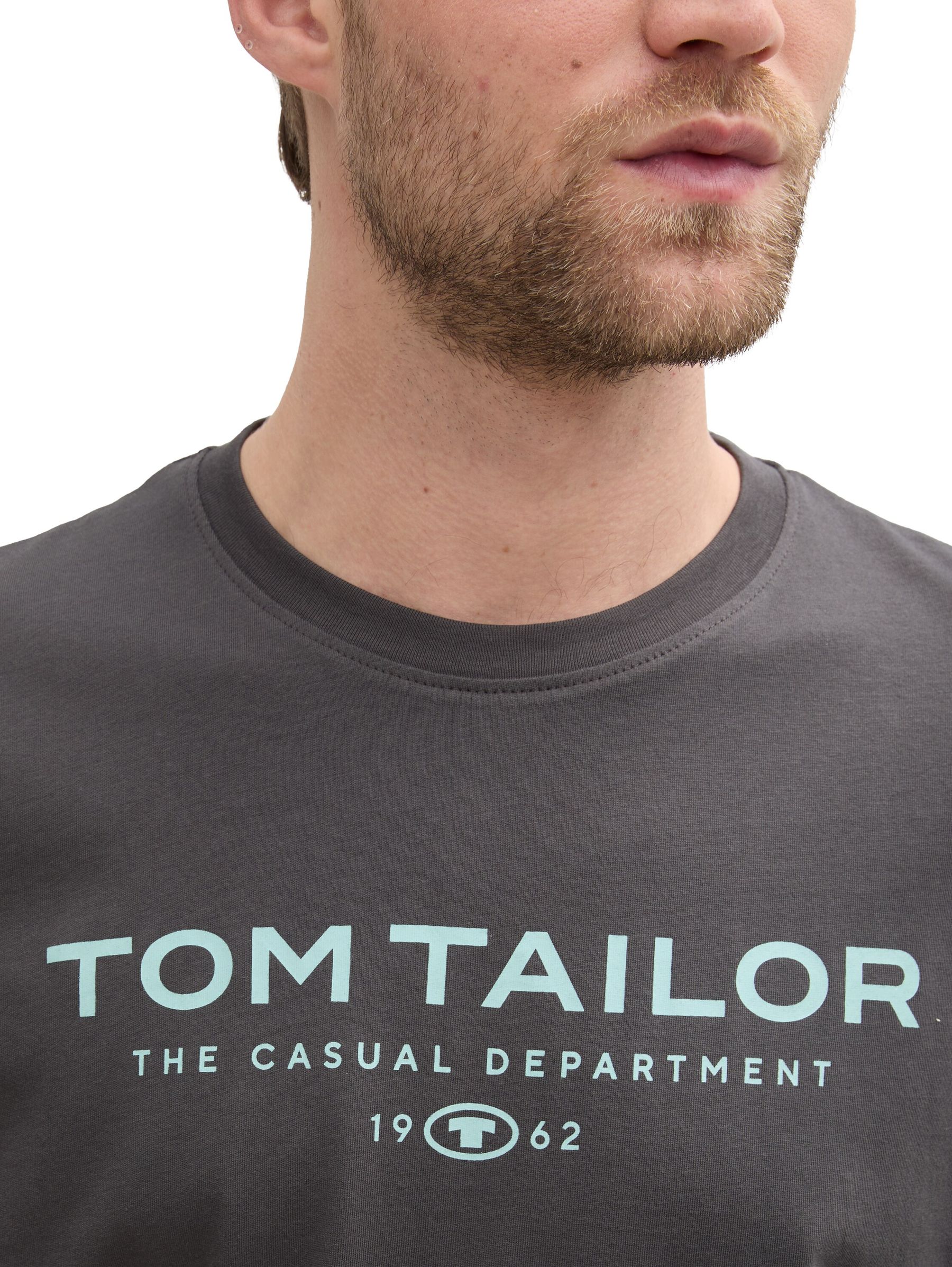 Tom-Tailor_202512_10899_1045773_4.jpg T-Shirt mit Rundhalsausschnitt und Logo-Print 1962