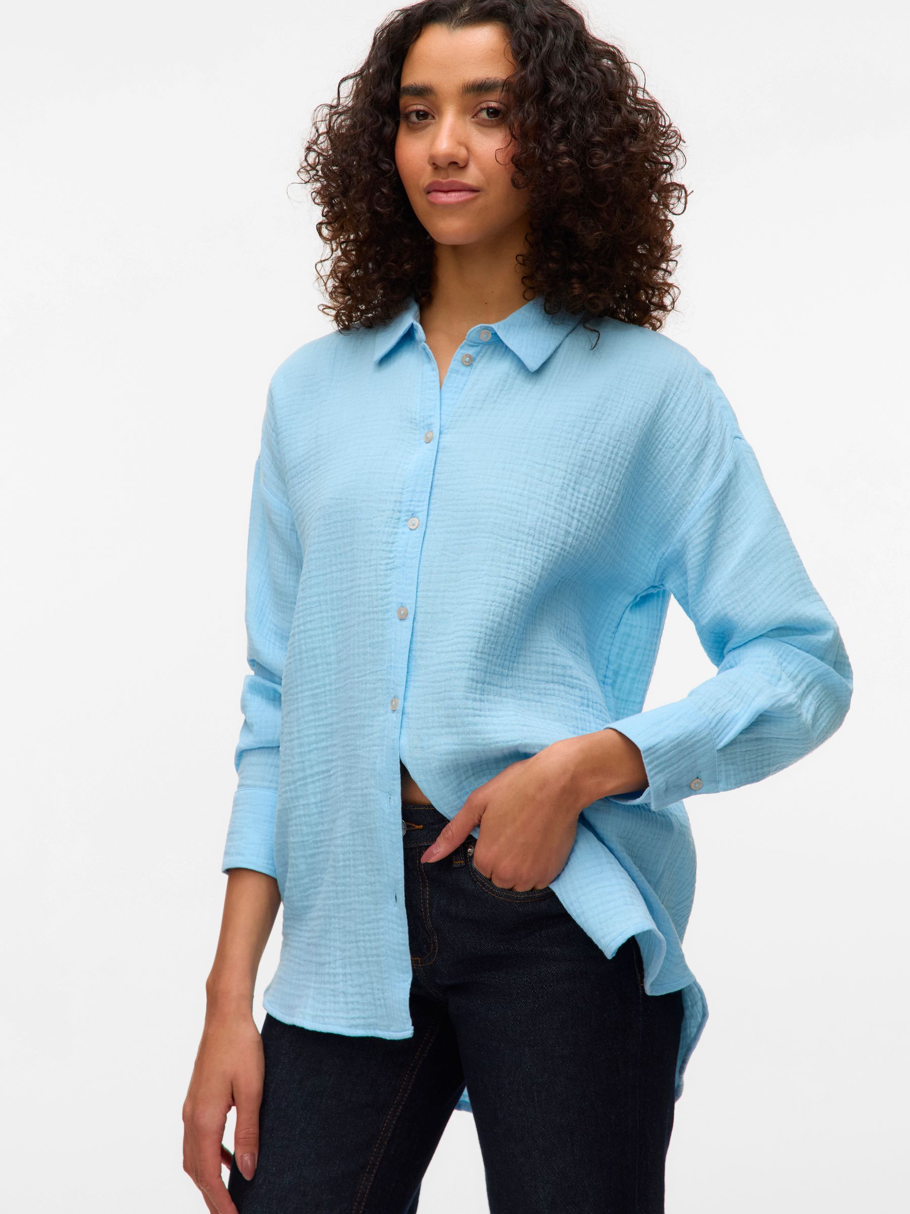 Vero Moda Locker geschnittene Langarmbluse mit Knopfleiste – Blau, Bild 2