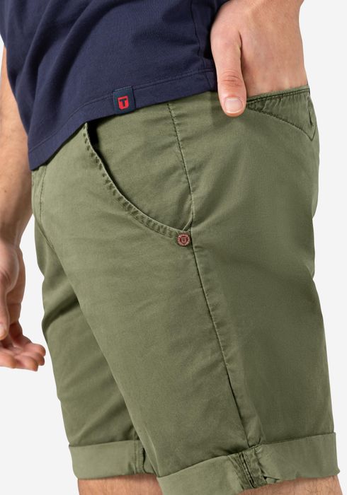 Timezone Timezone Chinoshorts mit Gürtelschlaufen und aufrollbarem Saum – Olive, Bild 4