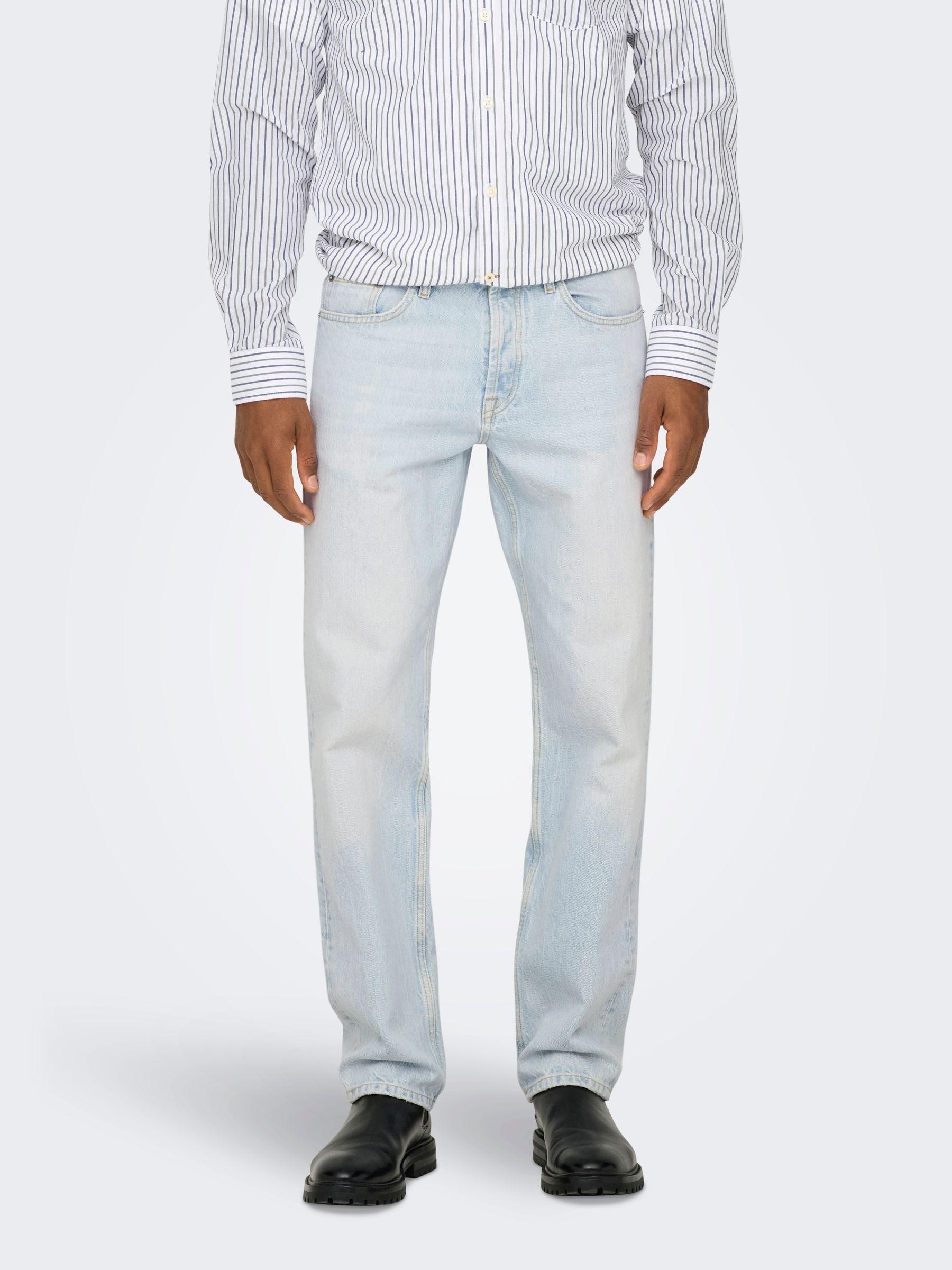 ONLY&SONS_FallWinter2024_4477727_22029393_3.jpg Helle Denim Jeans mit geradem Bein und Five-Pocket-Design