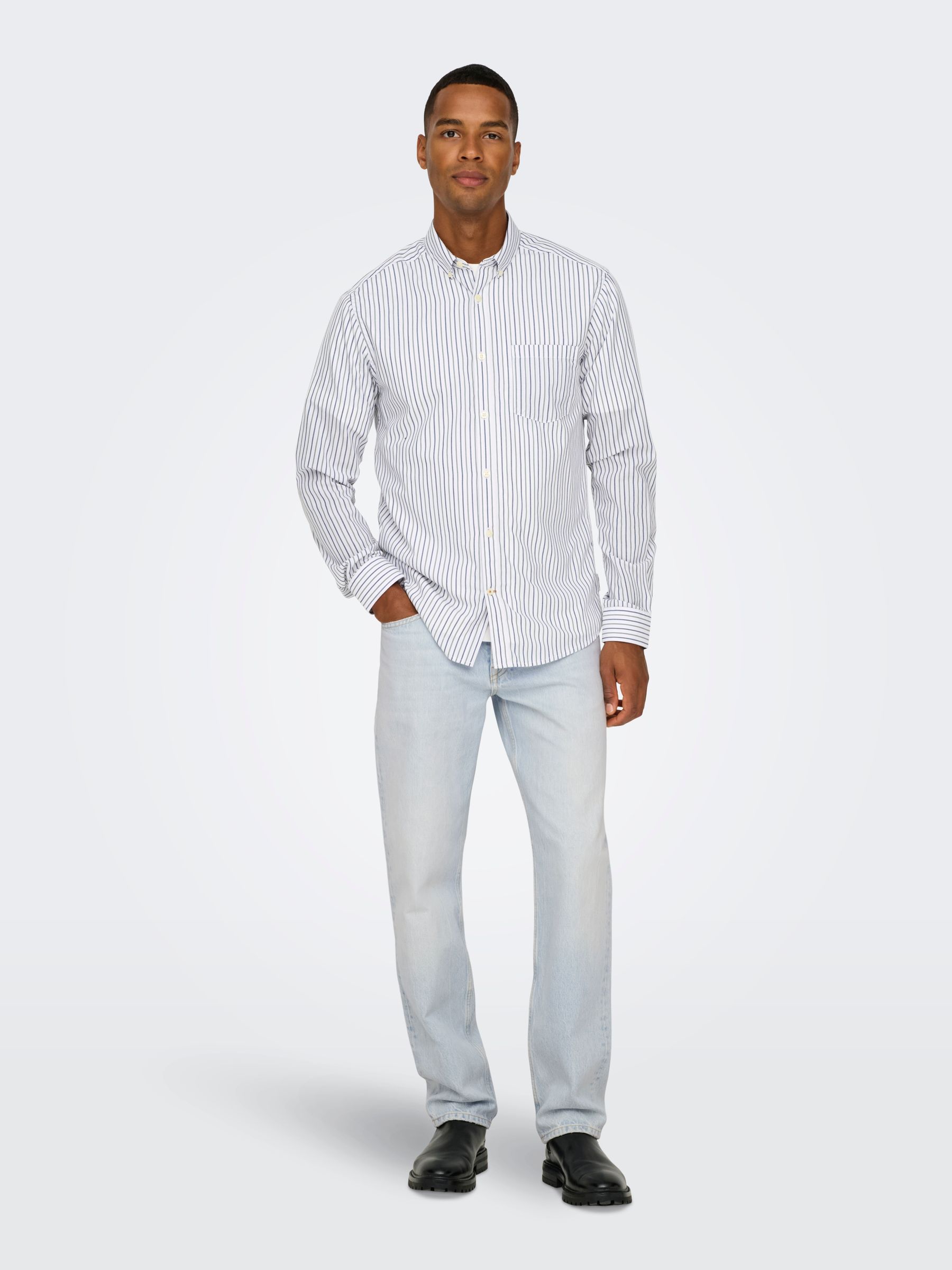 ONLY&SONS_FallWinter2024_4477727_22029393_5.jpg Helle Denim Jeans mit geradem Bein und Five-Pocket-Design