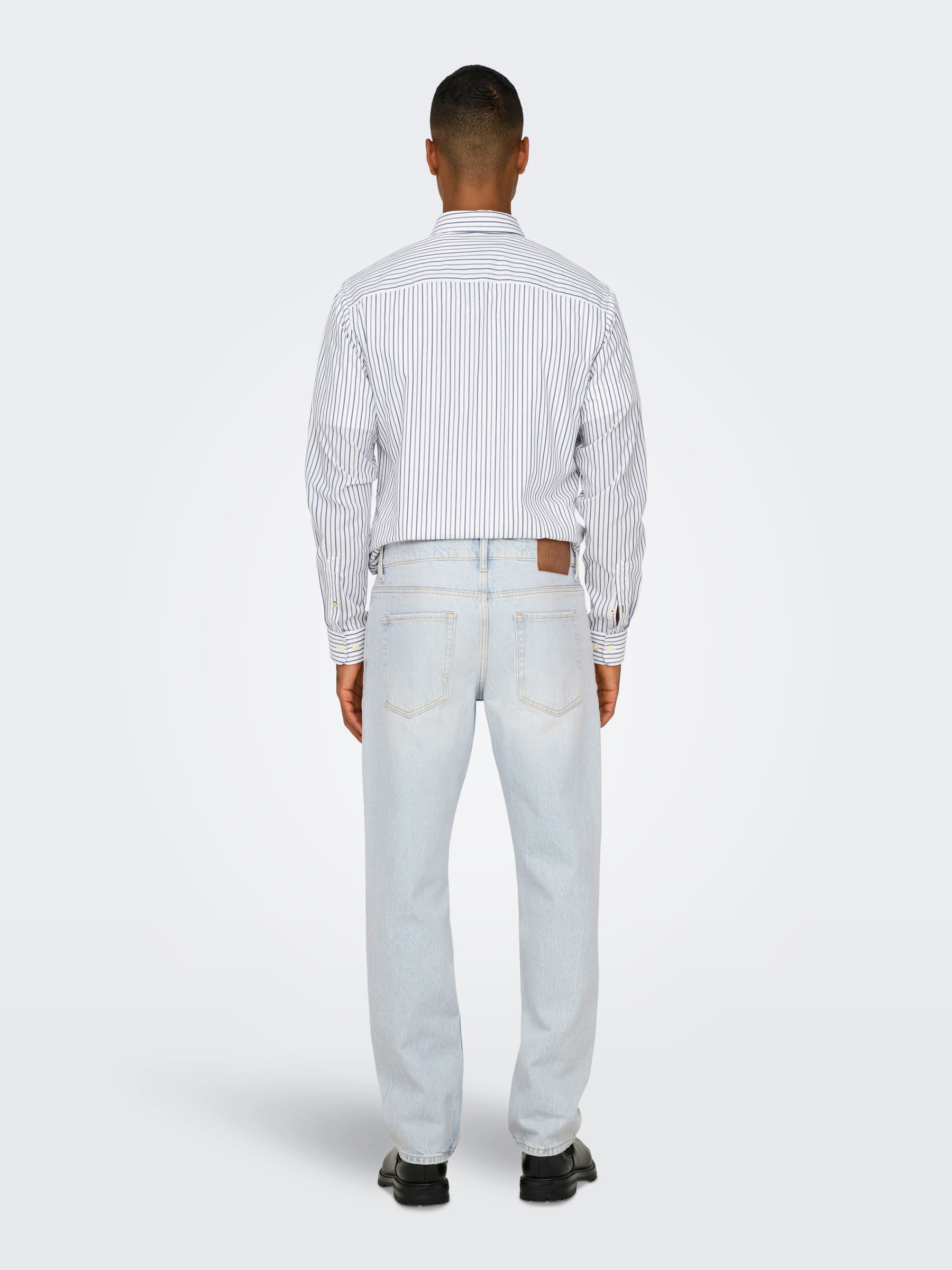 ONLY&SONS_FallWinter2024_4477727_22029393_6.jpg Helle Denim Jeans mit geradem Bein und Five-Pocket-Design