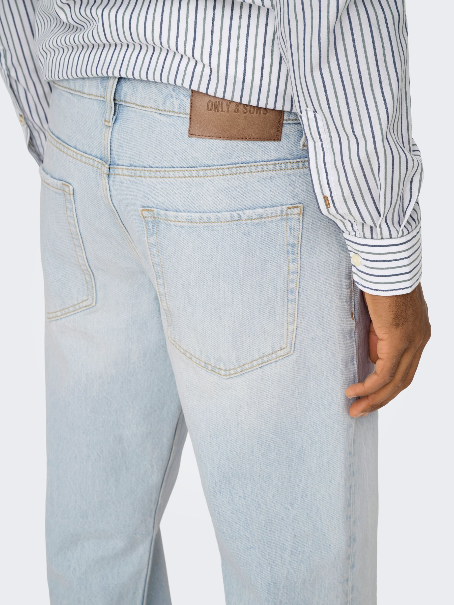 ONLY&SONS_FallWinter2024_4477727_22029393_7.jpg Helle Denim Jeans mit geradem Bein und Five-Pocket-Design