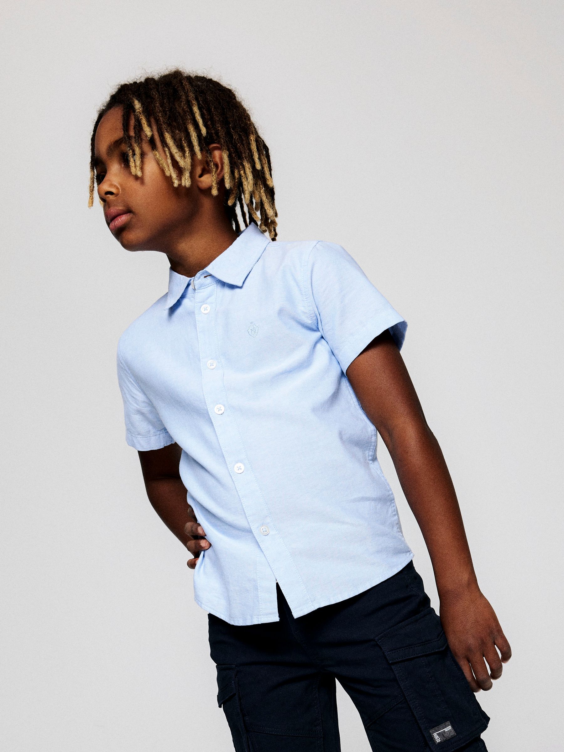 NAME-IT_NOOS2025_4241978_13218953_5.jpg Kurzarm-Hemd mit Button-Down-Kragen und Logo