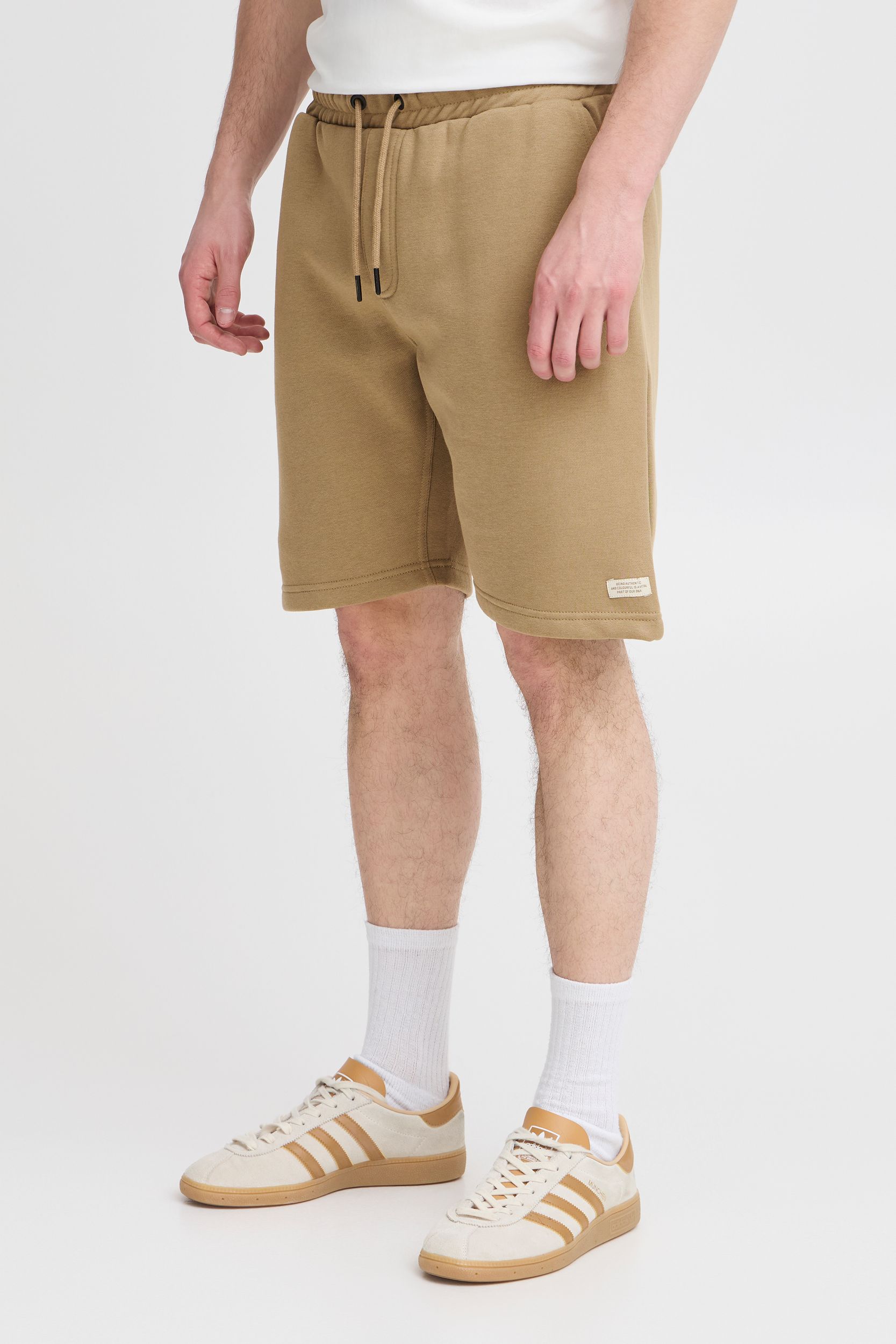 Blend_NOOS_171118_20714198-171118_6.jpg Kurze Sporthose mit Kordelzug und Seitentaschen