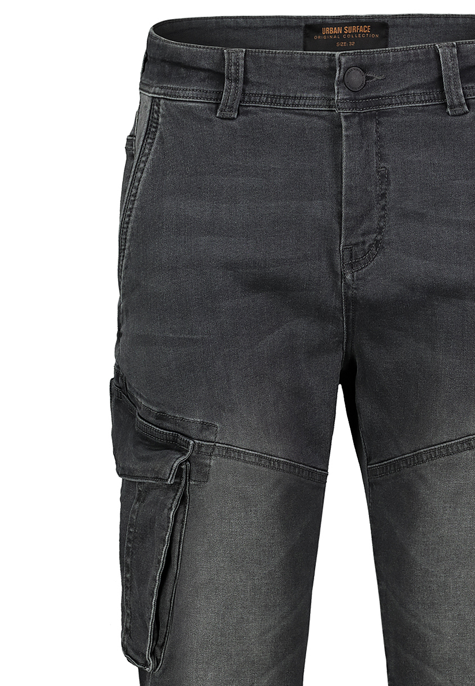 Jeans mit Cargotaschen und ausgefranstem Detail Jeans mit Cargotaschen und ausgefranstem Detail