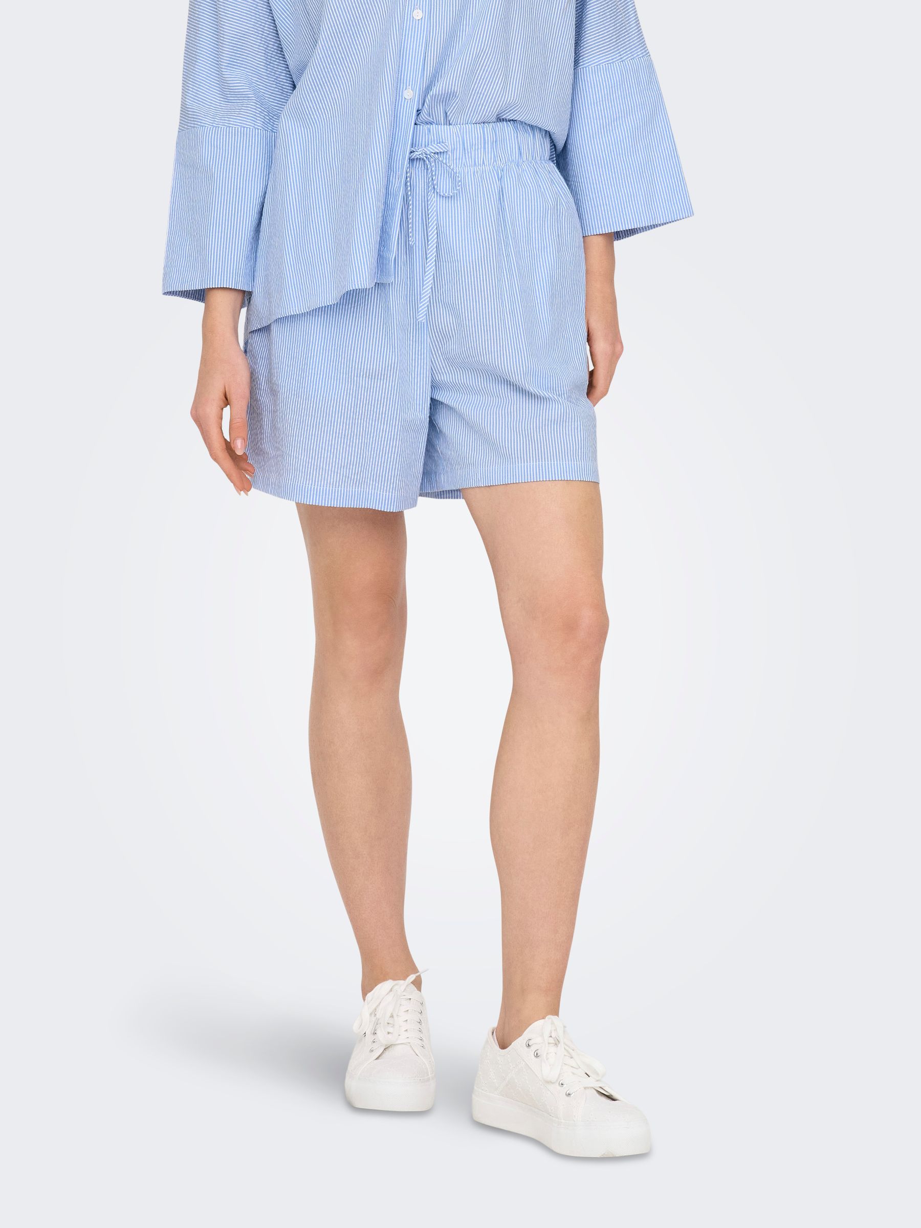 ONLY_SpringSummer2025_4745379_15347659_3.jpg Gestreifte Shorts mit Kordelzug und elastischem Bund