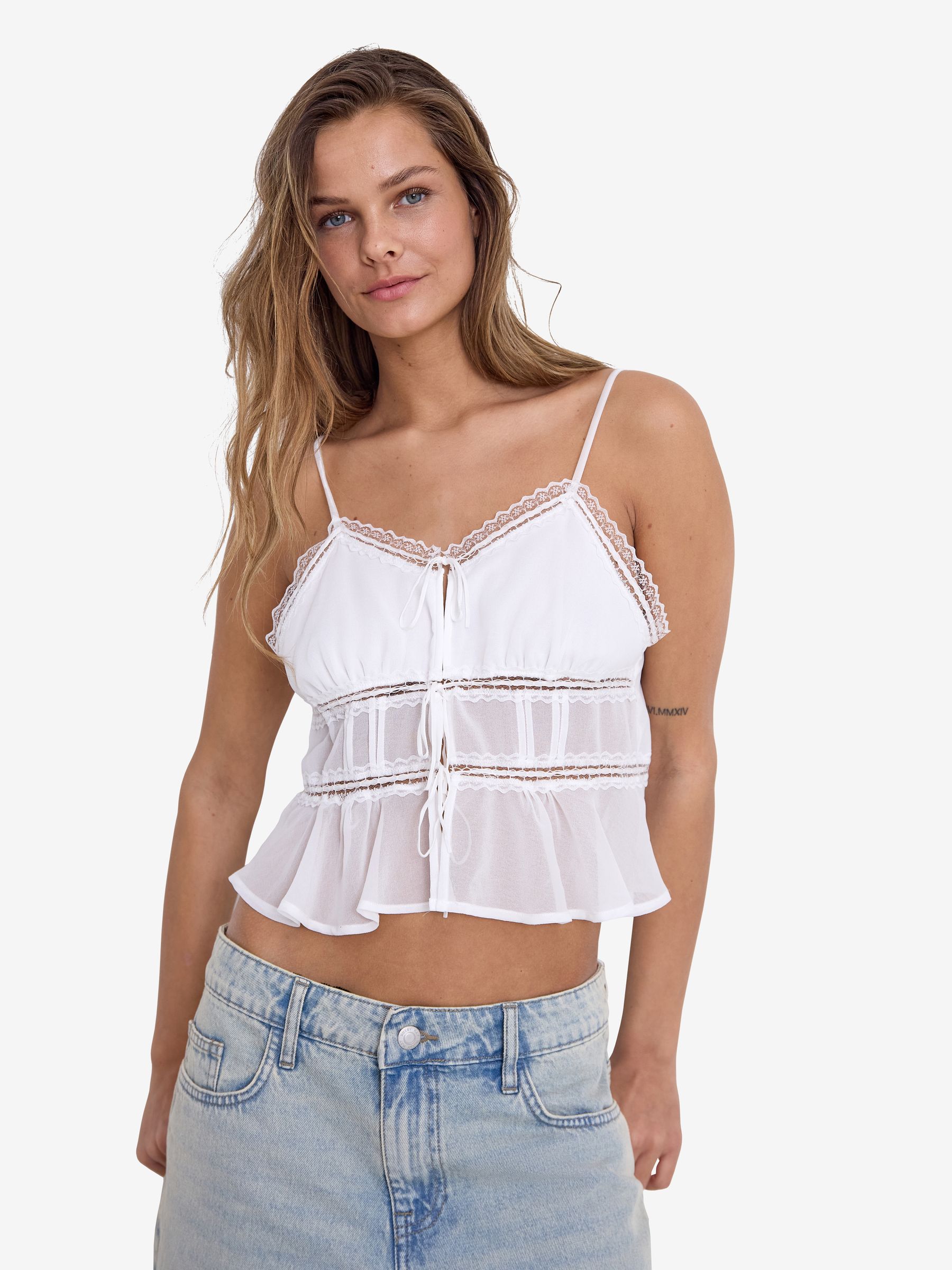 NOISY-MAY_All-year_4739490_27033577_4.jpg Camisole Top mit Spitzen und Rüschendetails