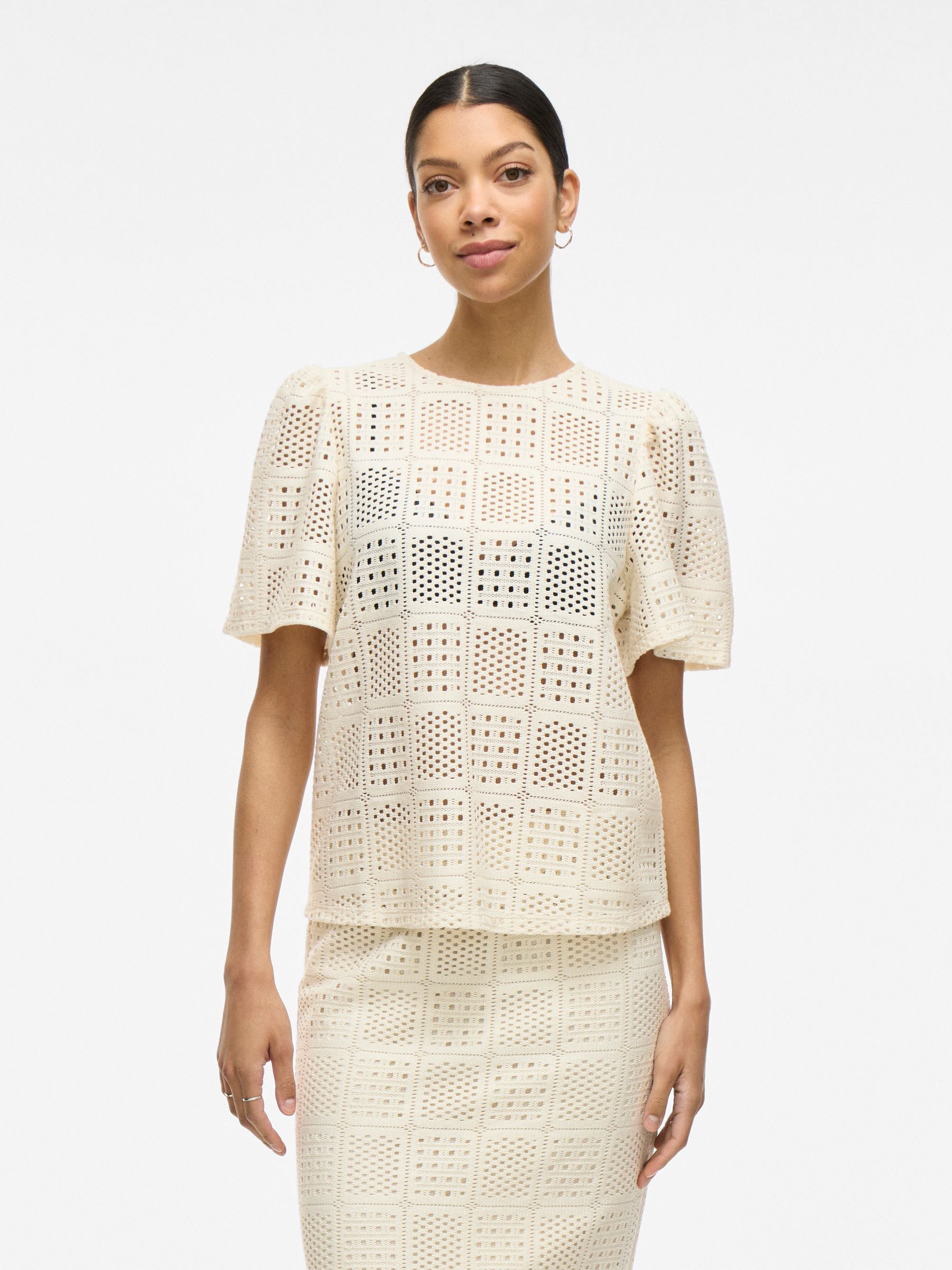 VILA_SpringSummer2025_4736702_14106577_3.jpg Gestrickte Bluse mit Loch Muster, Kurzarm
