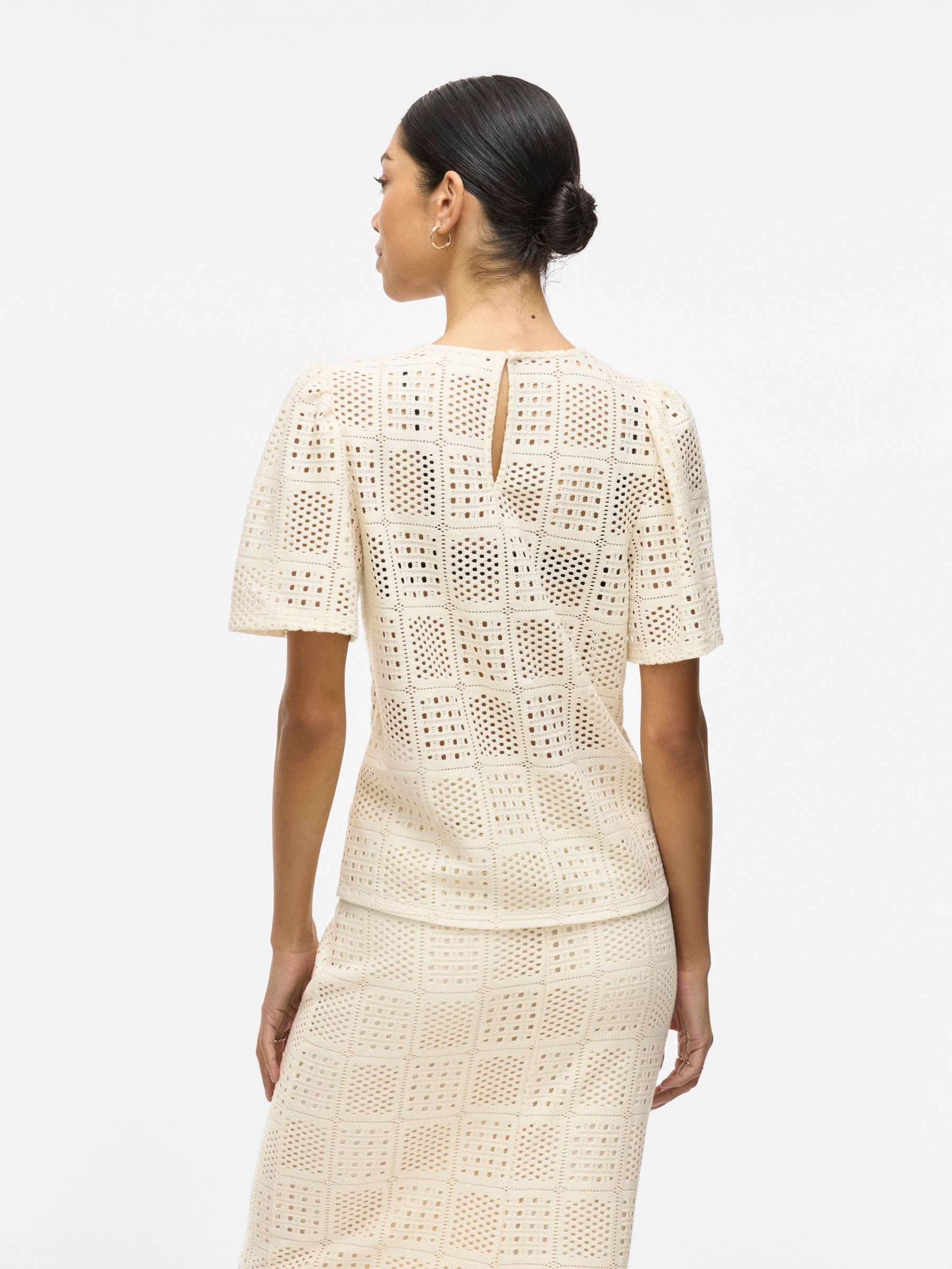VILA_SpringSummer2025_4736702_14106577_4.jpg Gestrickte Bluse mit Loch Muster, Kurzarm