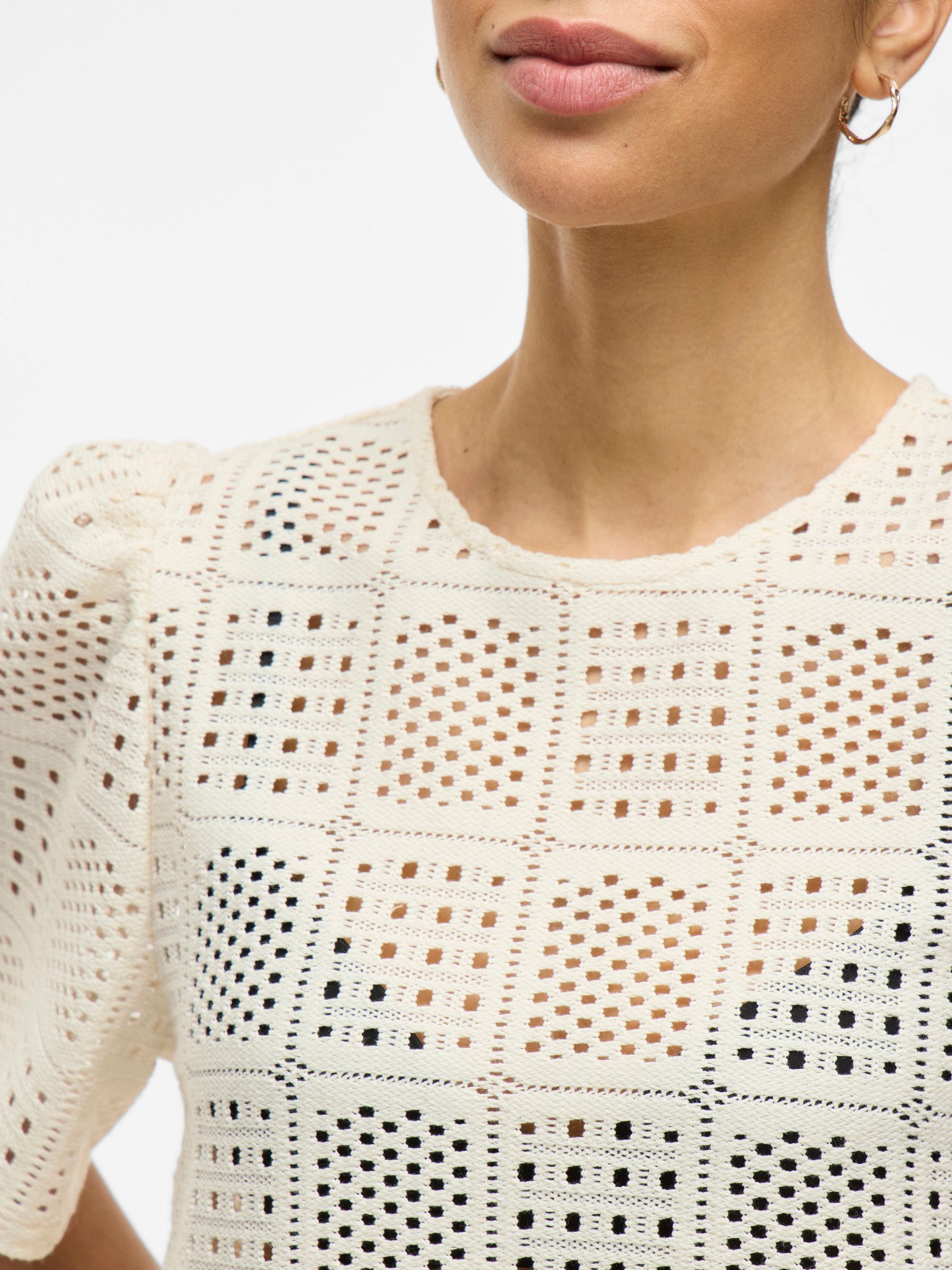 VILA_SpringSummer2025_4736702_14106577_6.jpg Gestrickte Bluse mit Loch Muster, Kurzarm