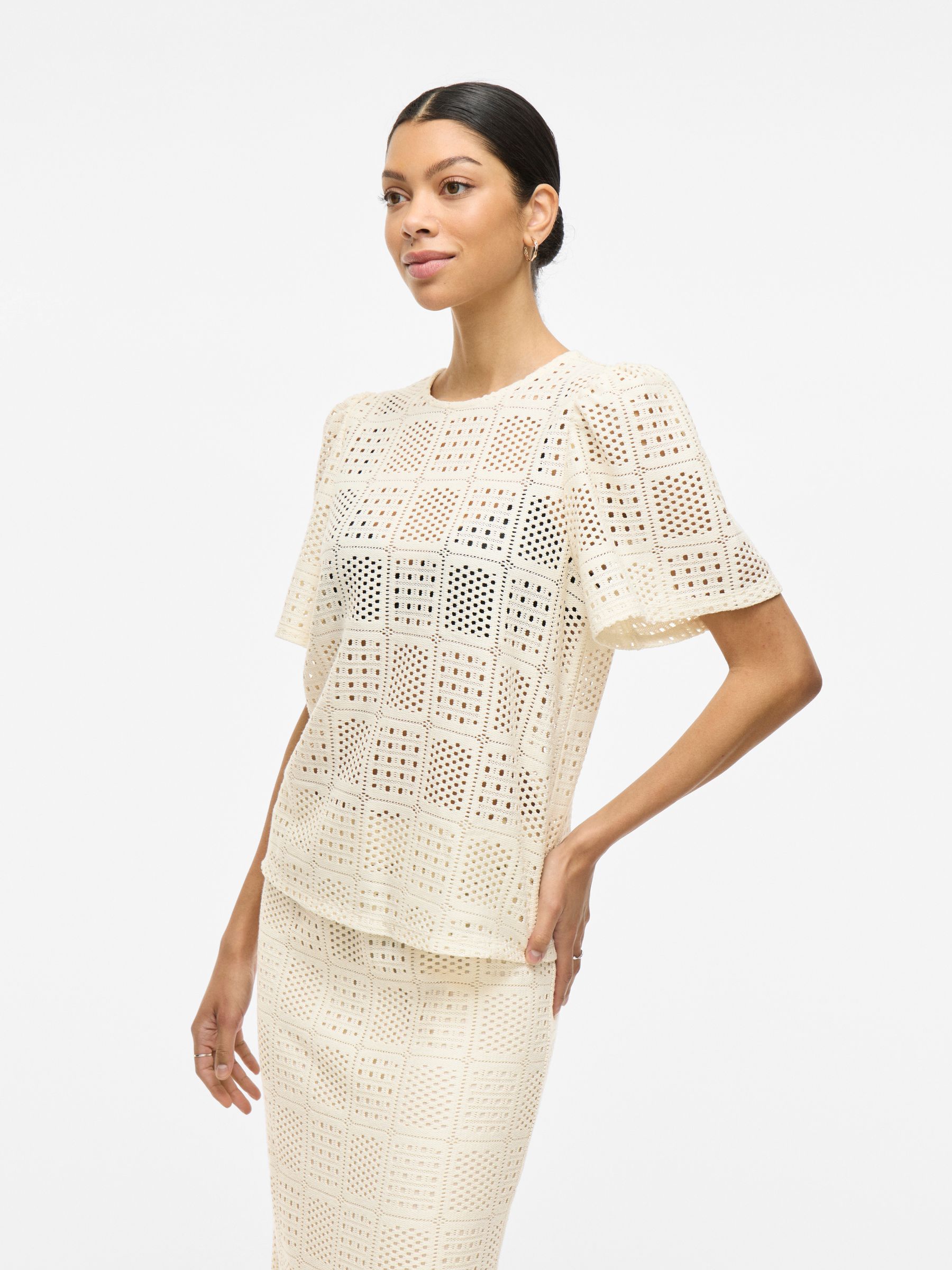 VILA_SpringSummer2025_4736702_14106577_7.jpg Gestrickte Bluse mit Loch Muster, Kurzarm