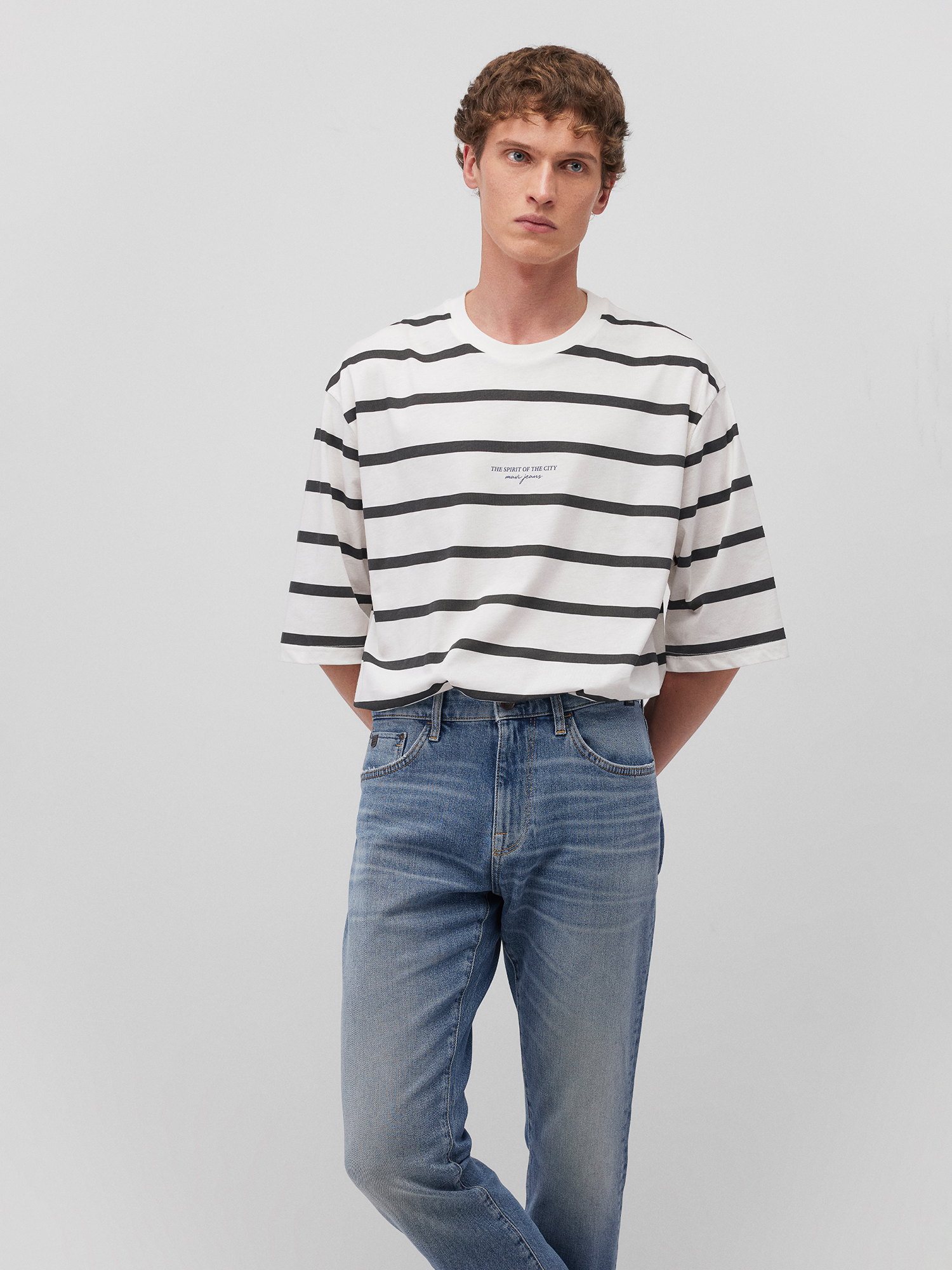 Mavi_25Spring1_antique-white_0612512-70057_3.jpg Gestreiftes T-Shirt mit Oversized-Passform und Rundhalsausschnitt