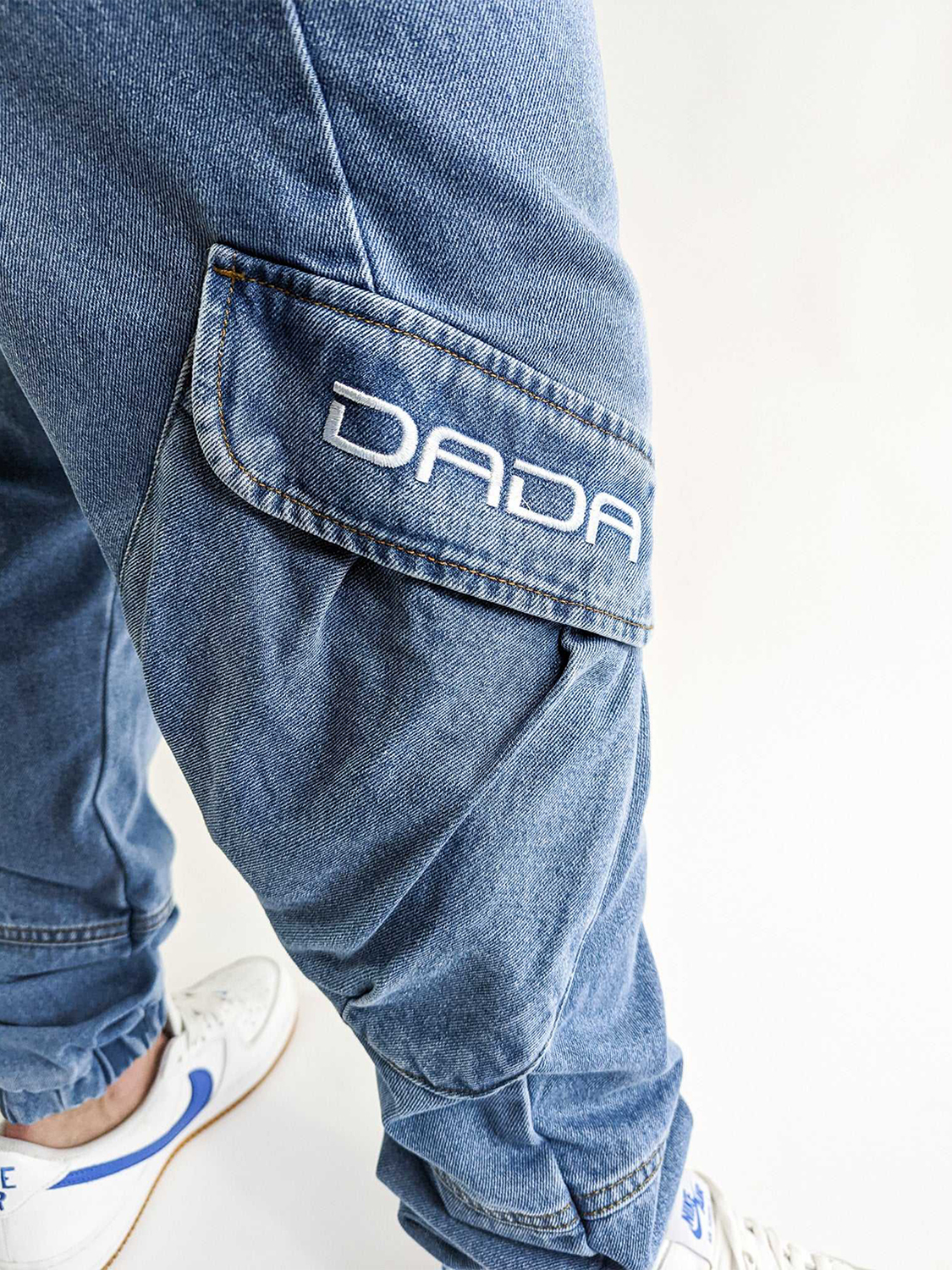 Cargo Jogger Jeans Light Blue Denim mit Anti-Fit Schnitt Cargo Jogger Jeans Light Blue Denim mit Anti-Fit Schnitt