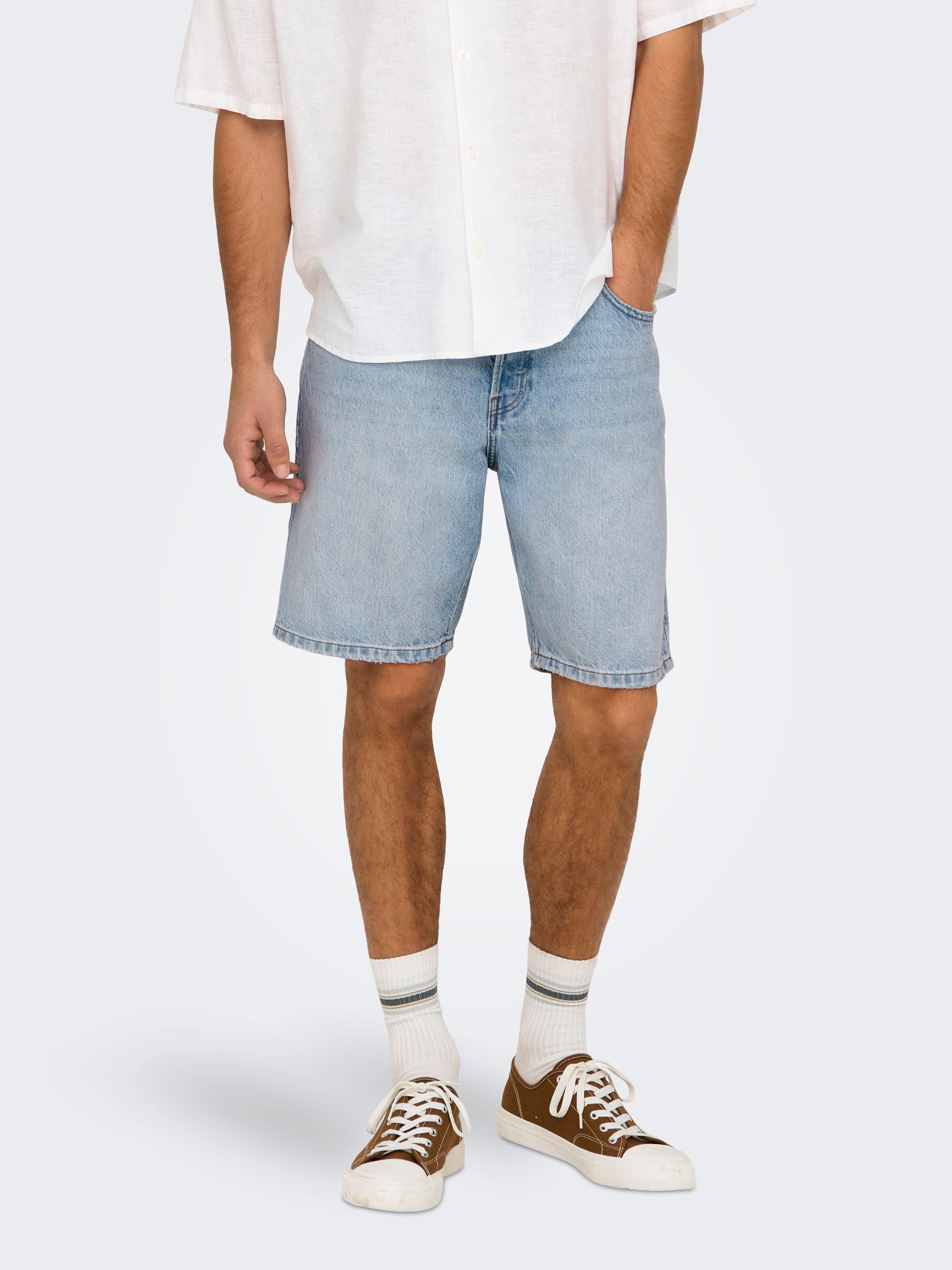 ONLY&SONS_FallWinter2025_4662389_22032041_3.jpg Sommerliche Denim Bermuda -Shorts mit Umschlag