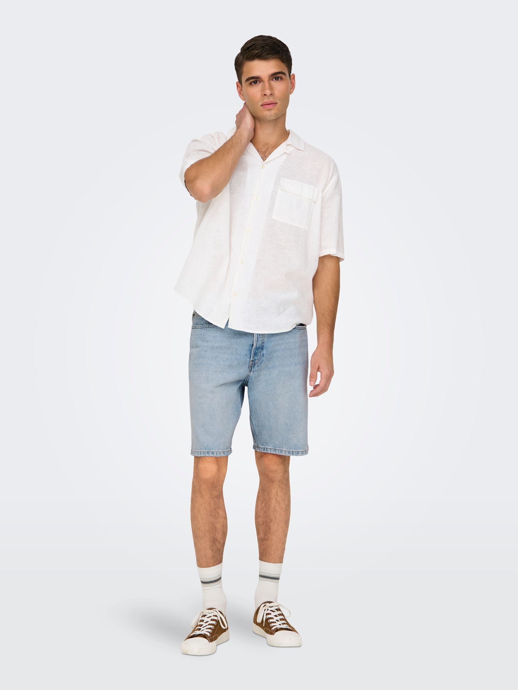 ONLY&SONS_FallWinter2025_4662389_22032041_5.jpg Sommerliche Denim Bermuda -Shorts mit Umschlag