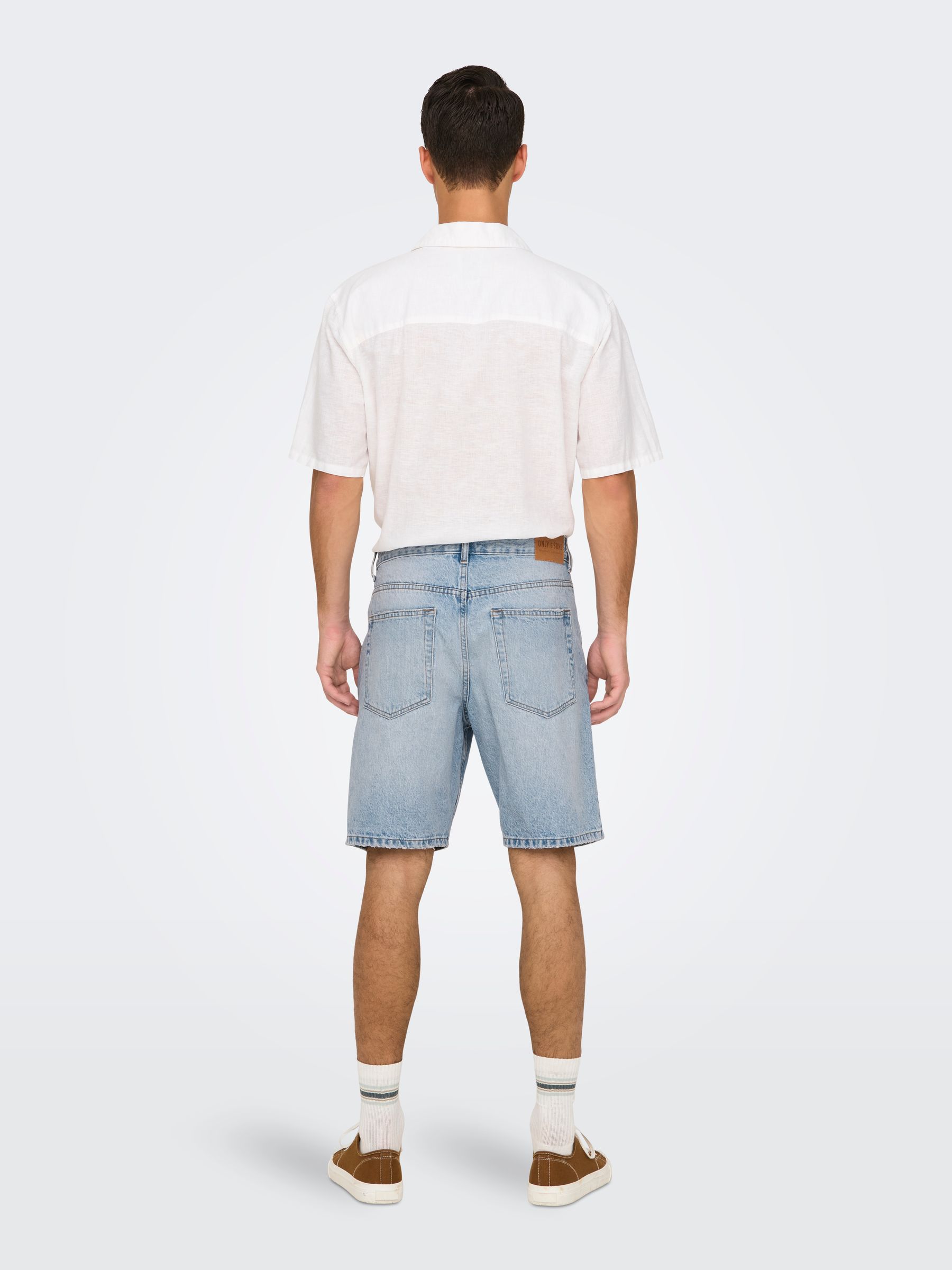 ONLY&SONS_FallWinter2025_4662389_22032041_6.jpg Sommerliche Denim Bermuda -Shorts mit Umschlag