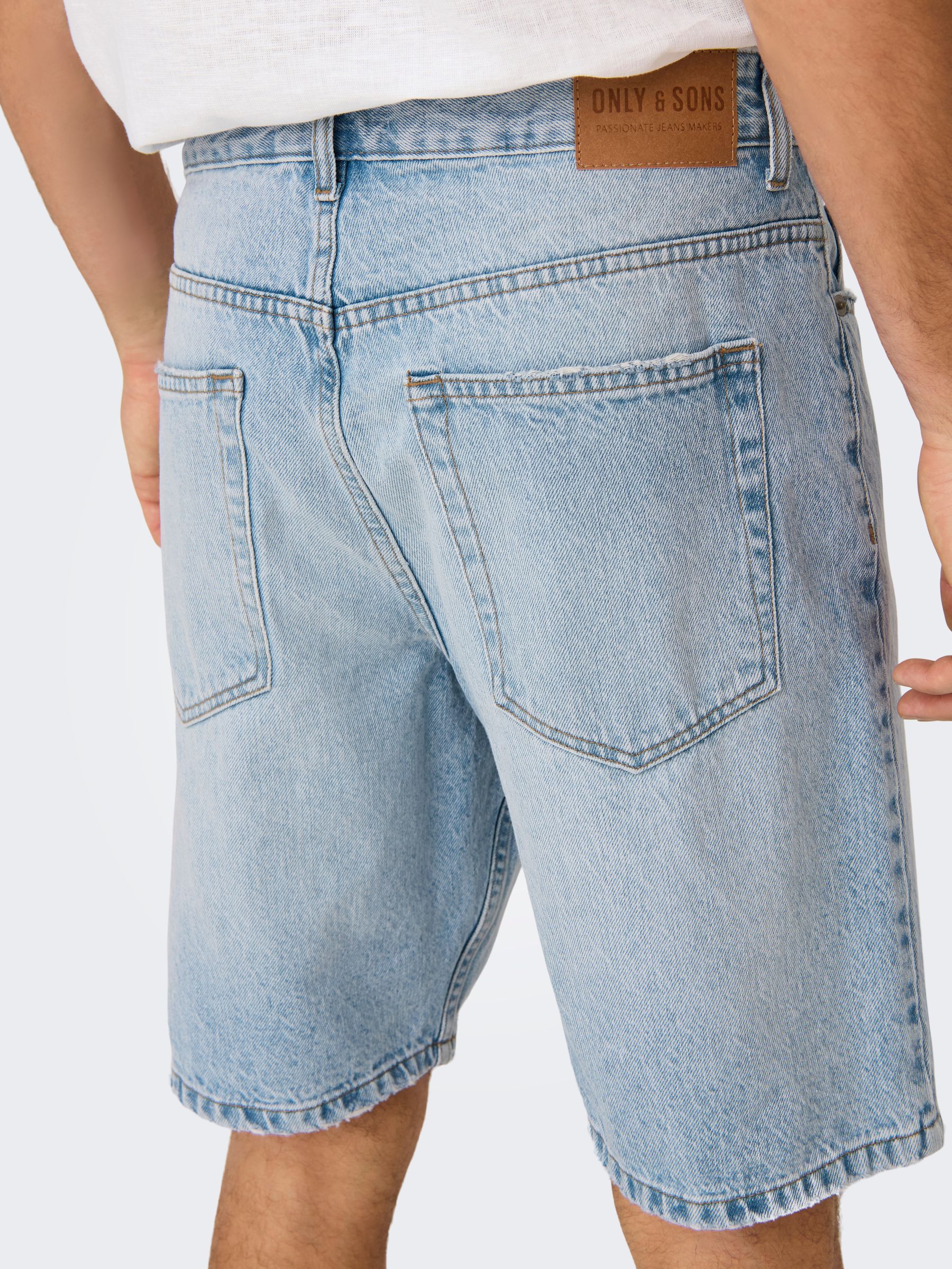 ONLY&SONS_FallWinter2025_4662389_22032041_7.jpg Sommerliche Denim Bermuda -Shorts mit Umschlag
