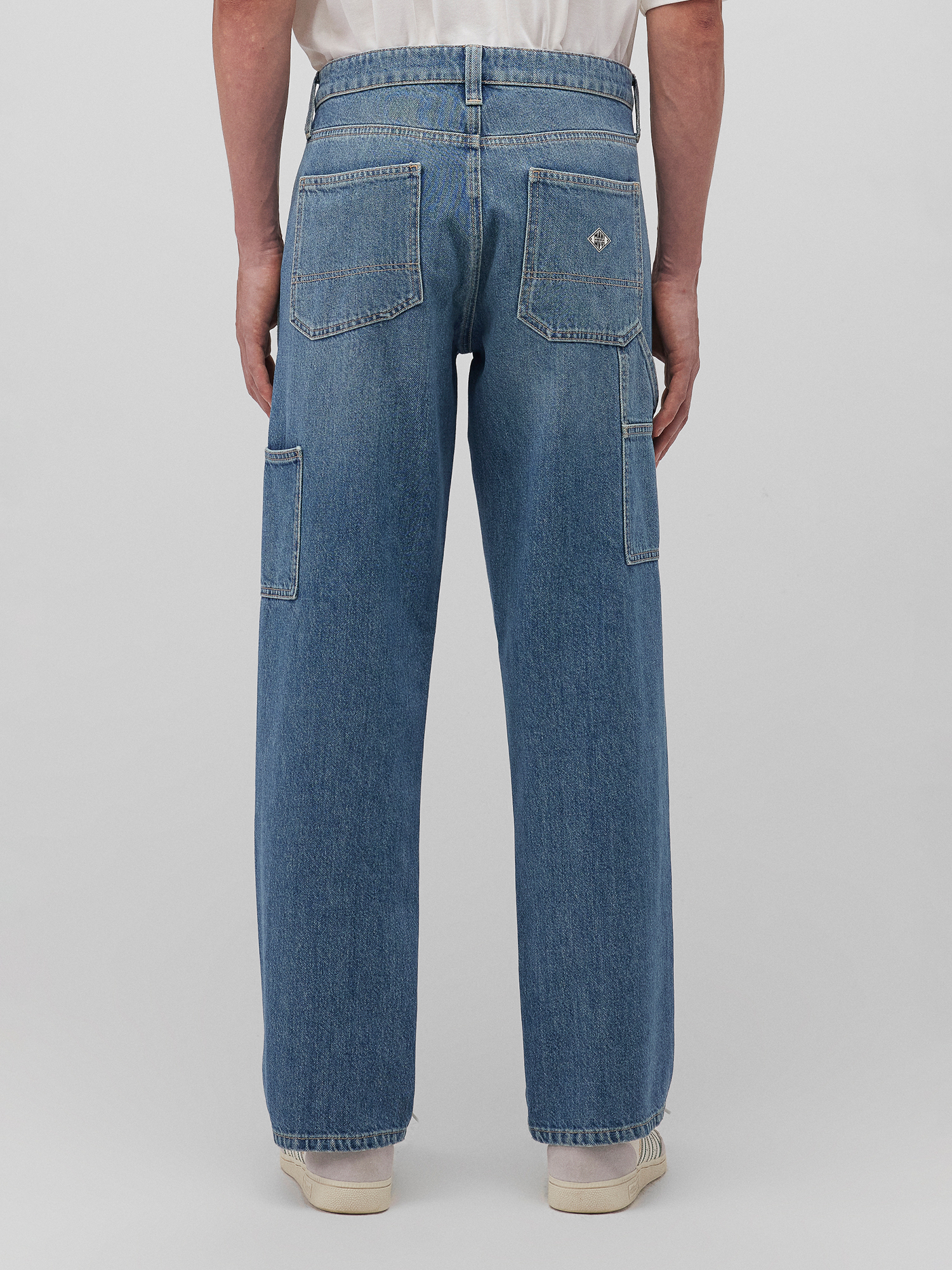 Mavi_25Spring1_mid-90s-blue-denim_0010069-89128_2.jpg Denim Jeans Hose mit weitem Bein und Eingrifftaschen
