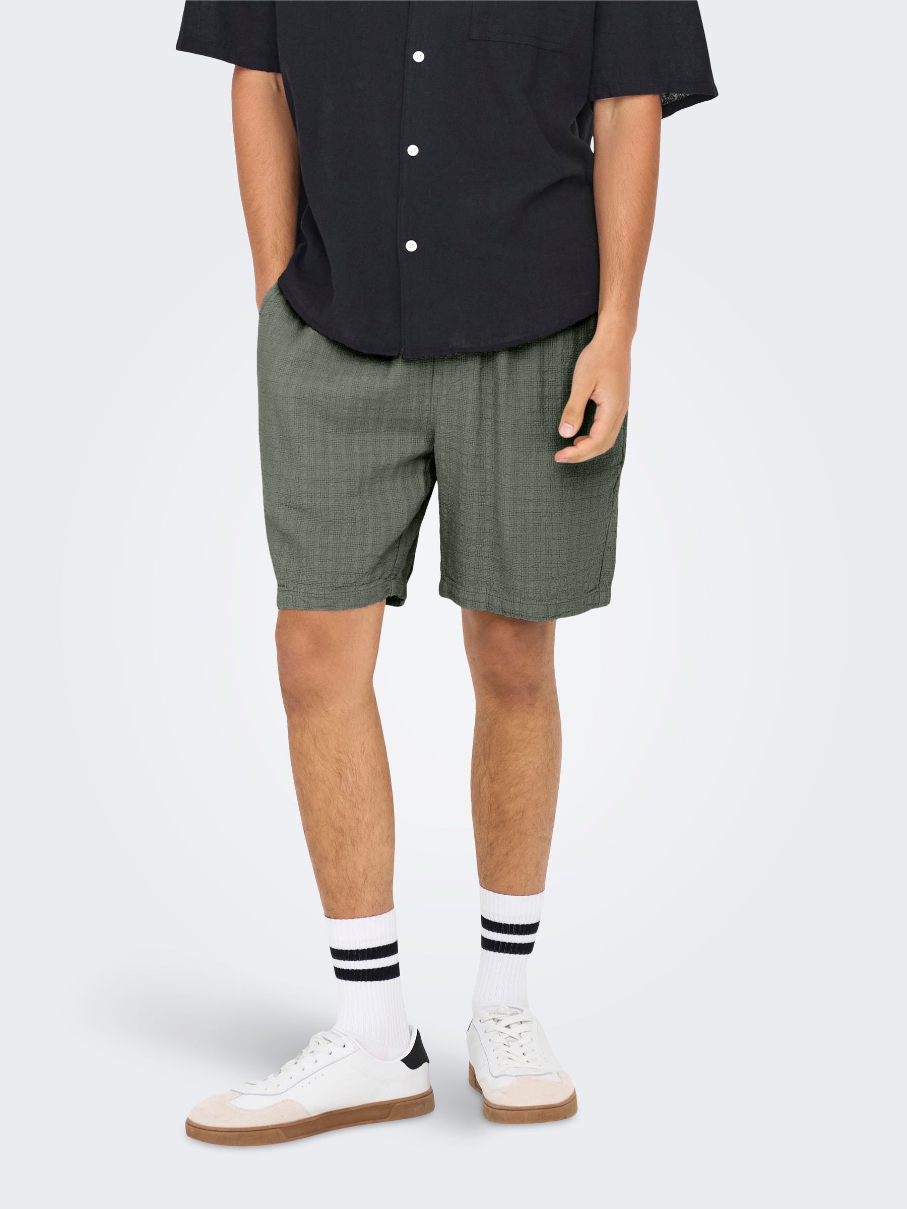 Only & Sons ONLY & SONS Strukturierte Sweat Shorts mit Kordelzug und – Olive, Bild 2