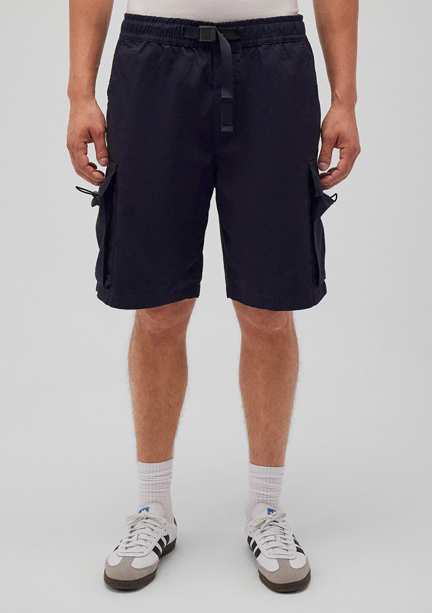 Bermuda Cargo Shorts mit elastischem Bund Bermuda Cargo Shorts mit elastischem Bund