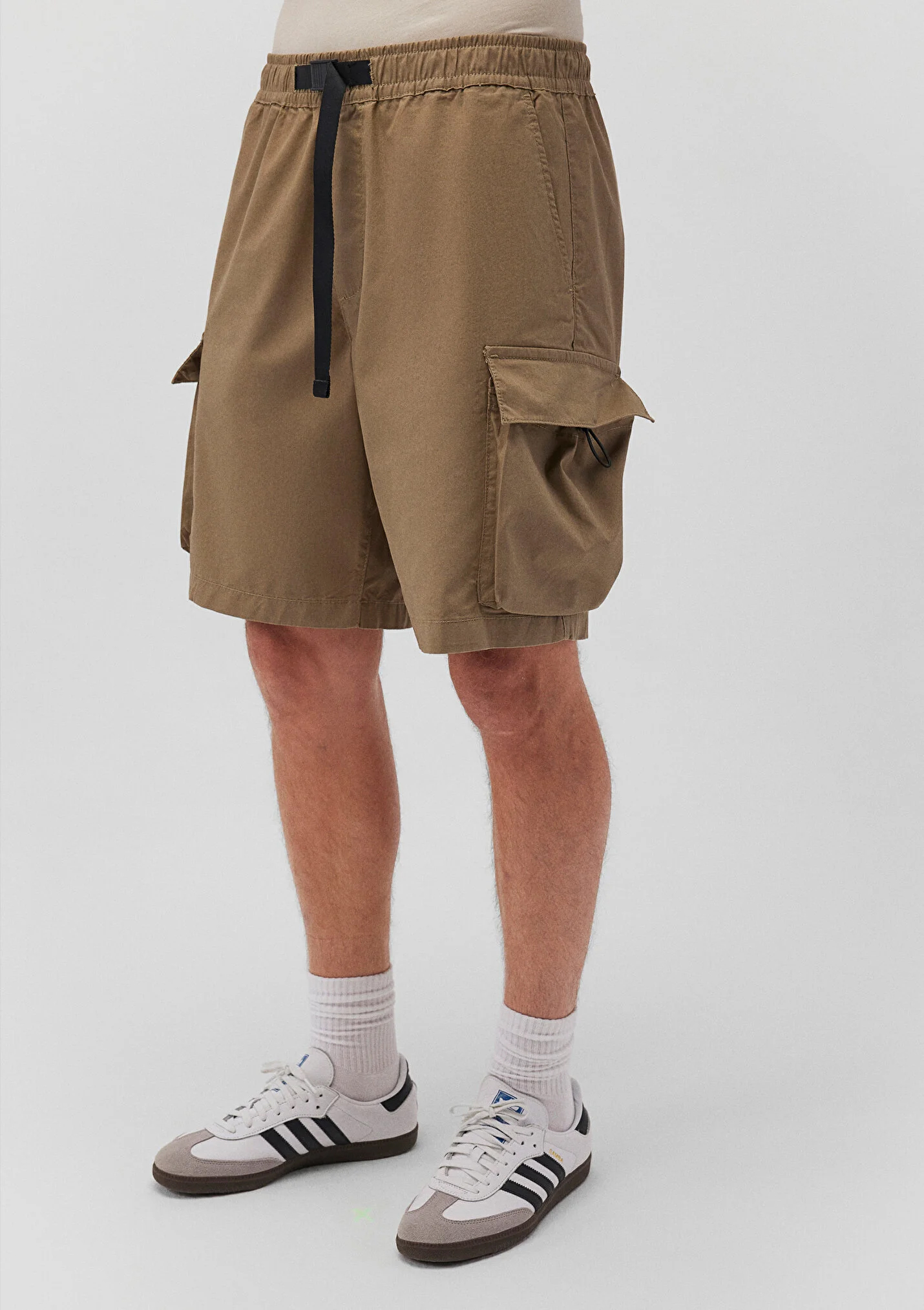 Bermuda Cargo Shorts mit elastischem Bund Bermuda Cargo Shorts mit elastischem Bund