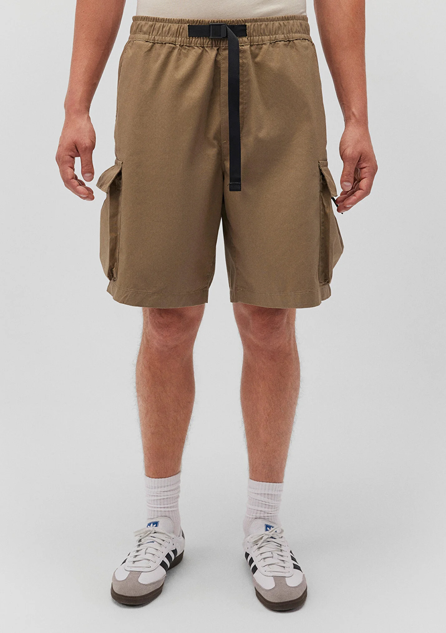 Bermuda Cargo Shorts mit elastischem Bund Bermuda Cargo Shorts mit elastischem Bund