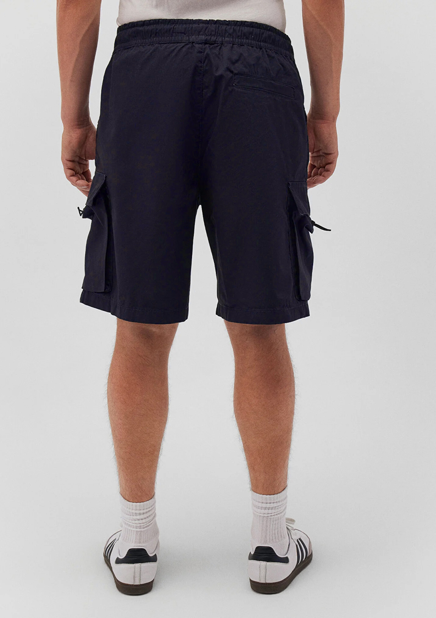 Bermuda Cargo Shorts mit elastischem Bund Bermuda Cargo Shorts mit elastischem Bund