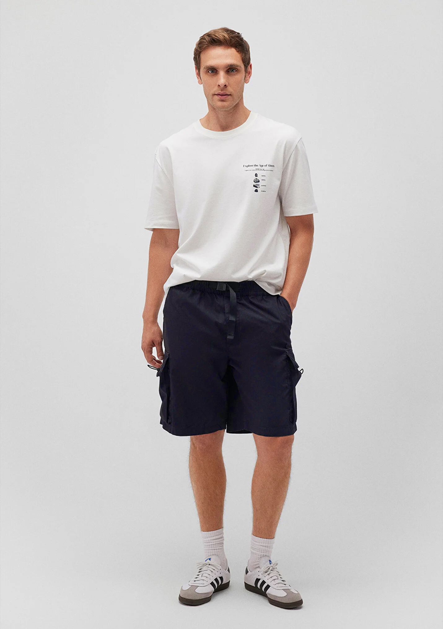 Bermuda Cargo Shorts mit elastischem Bund Bermuda Cargo Shorts mit elastischem Bund