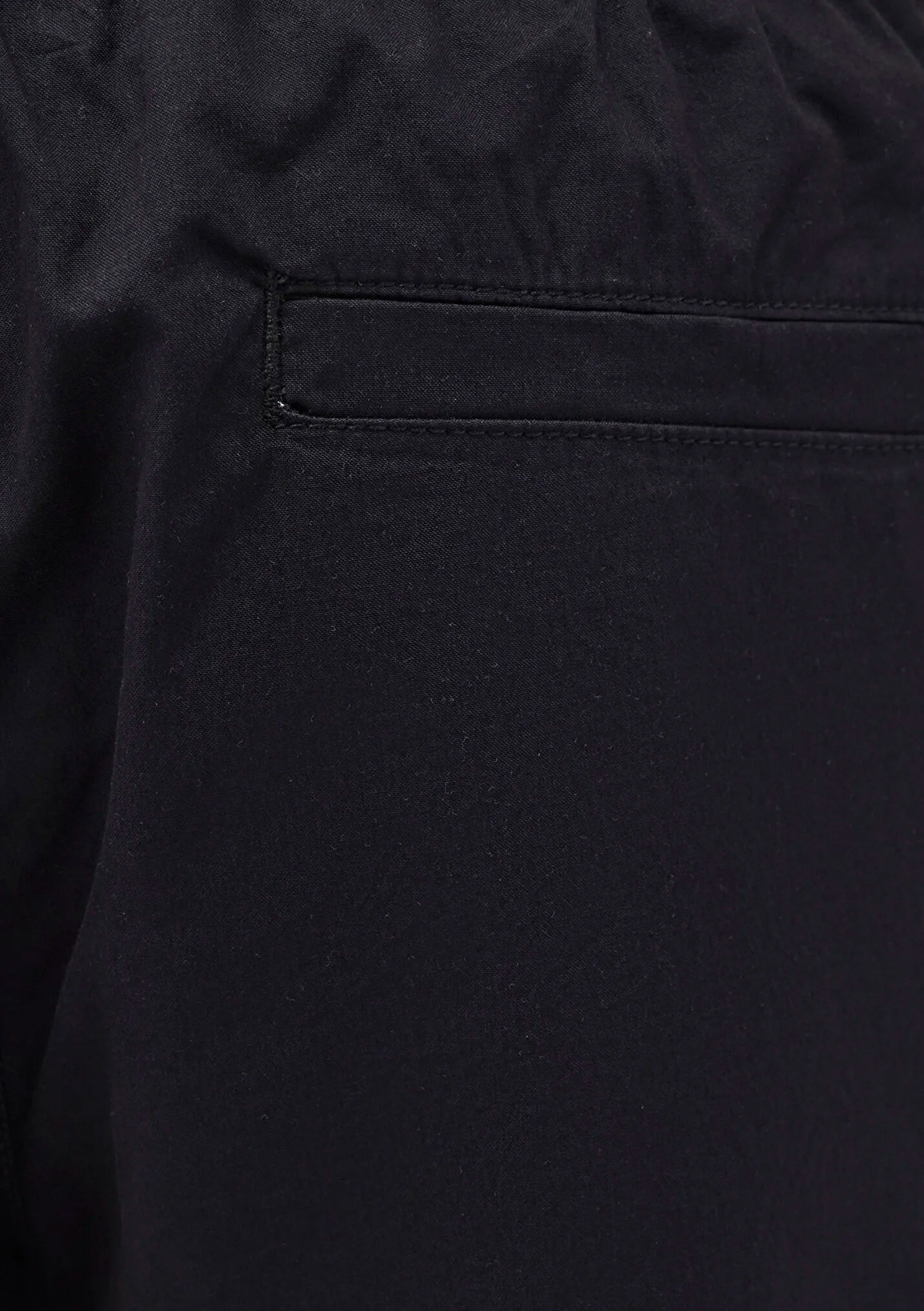 Bermuda Cargo Shorts mit elastischem Bund Bermuda Cargo Shorts mit elastischem Bund