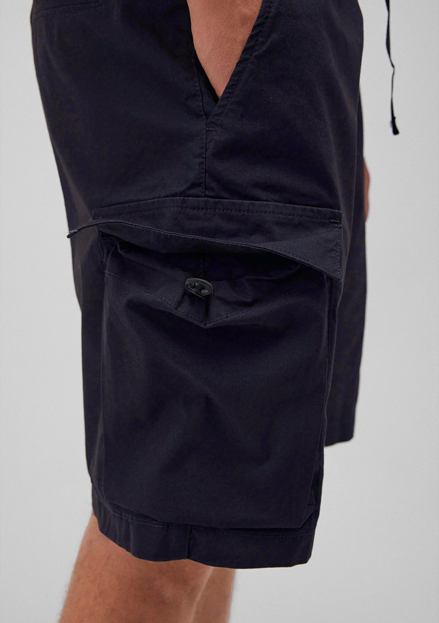 Bermuda Cargo Shorts mit elastischem Bund Bermuda Cargo Shorts mit elastischem Bund