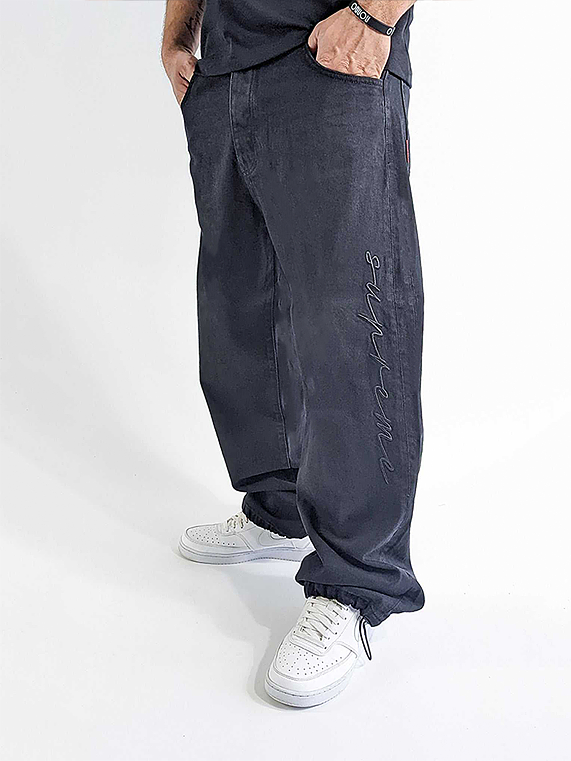 Supreme Baggy Jeans mit Supreme-Stickerei Supreme Baggy Jeans mit Supreme-Stickerei