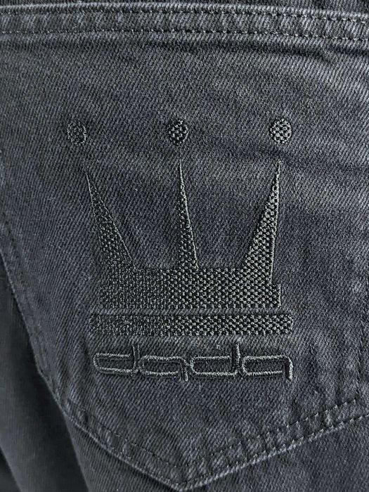 DADA Supreme DADA Supreme Supreme Baggy Jeans mit Supreme-Stickerei – Schwarz, Bild 6