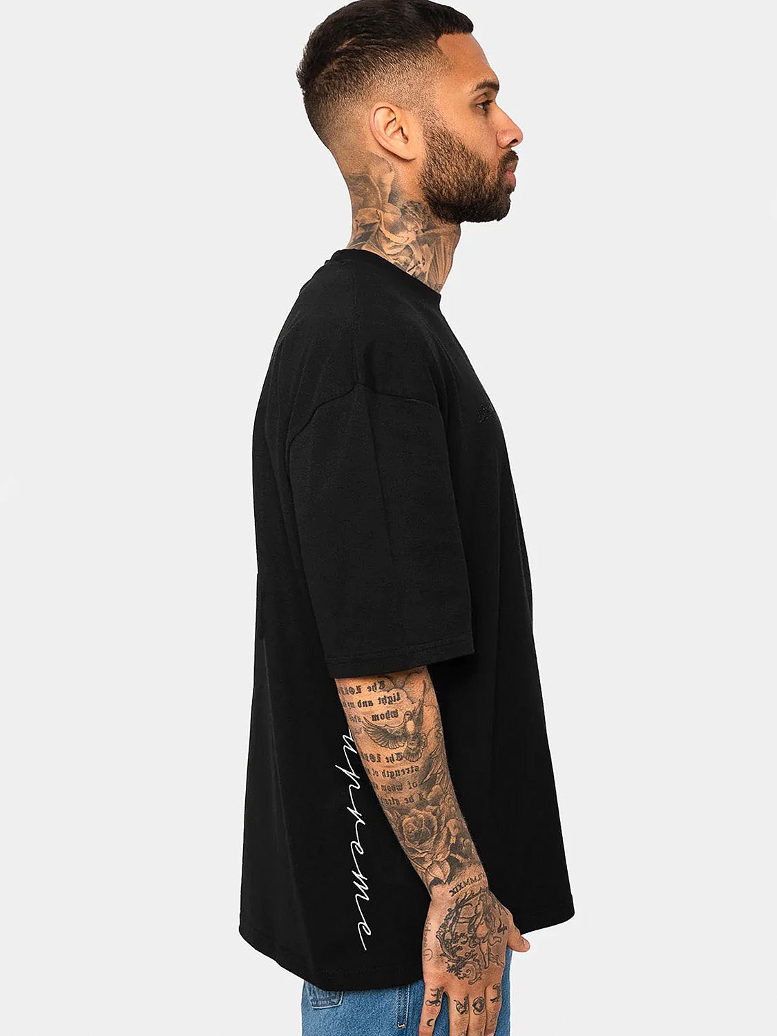 Oversize Streetwear T-Shirt mit Rundlogo Print Oversize Streetwear T-Shirt mit Rundlogo Print