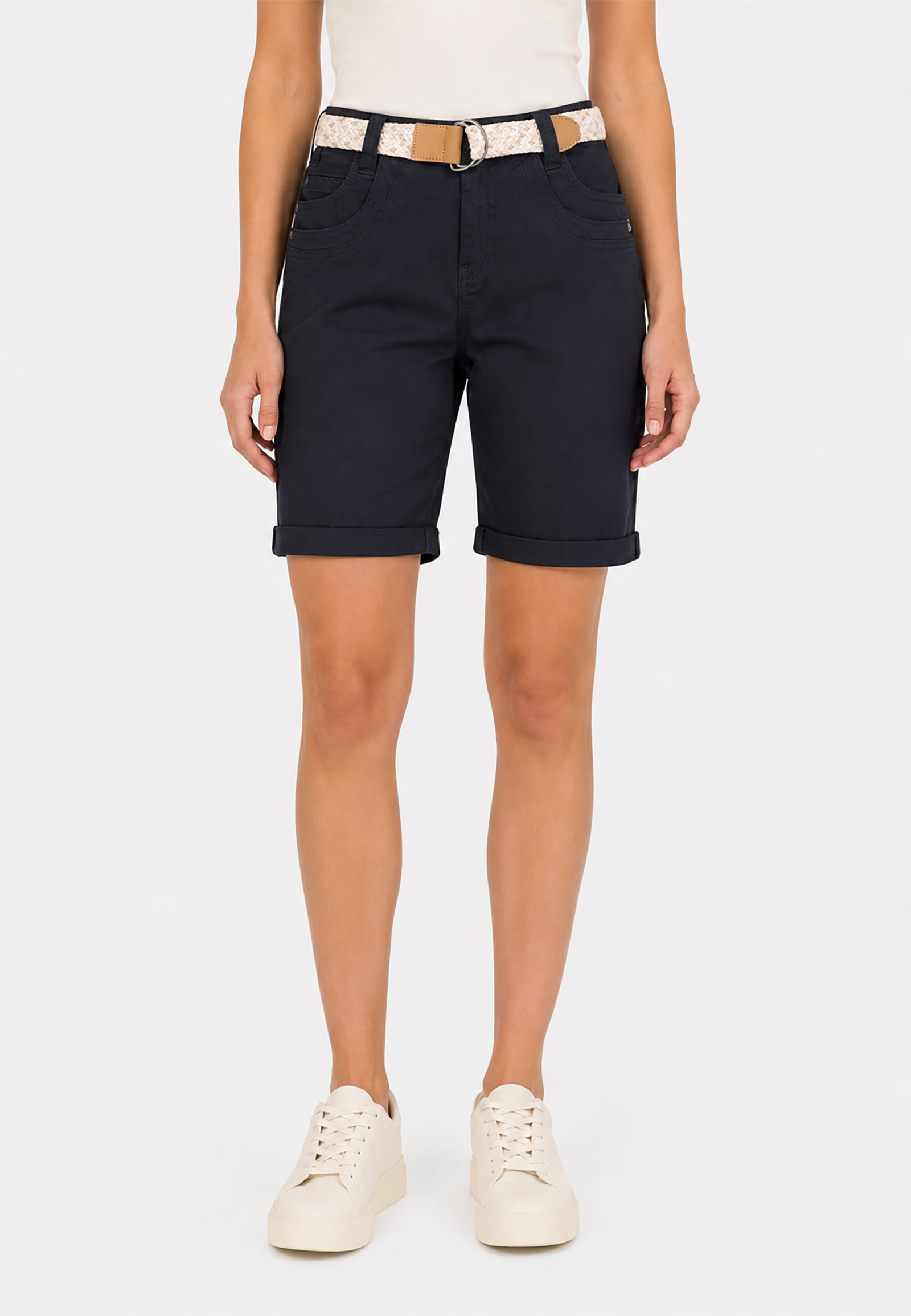 Stretch Twill Bermuda Shorts mit Gürtel und Spitze Stretch Twill Bermuda Shorts mit Gürtel und Spitze