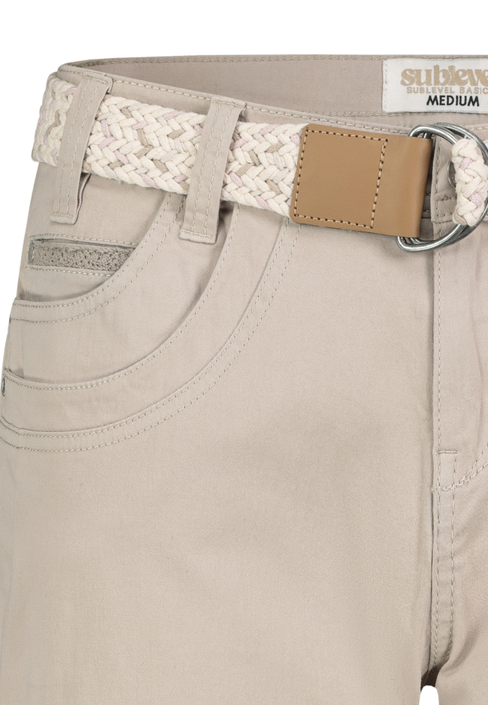 Stretch Twill Bermuda Shorts mit Gürtel und Spitze Stretch Twill Bermuda Shorts mit Gürtel und Spitze