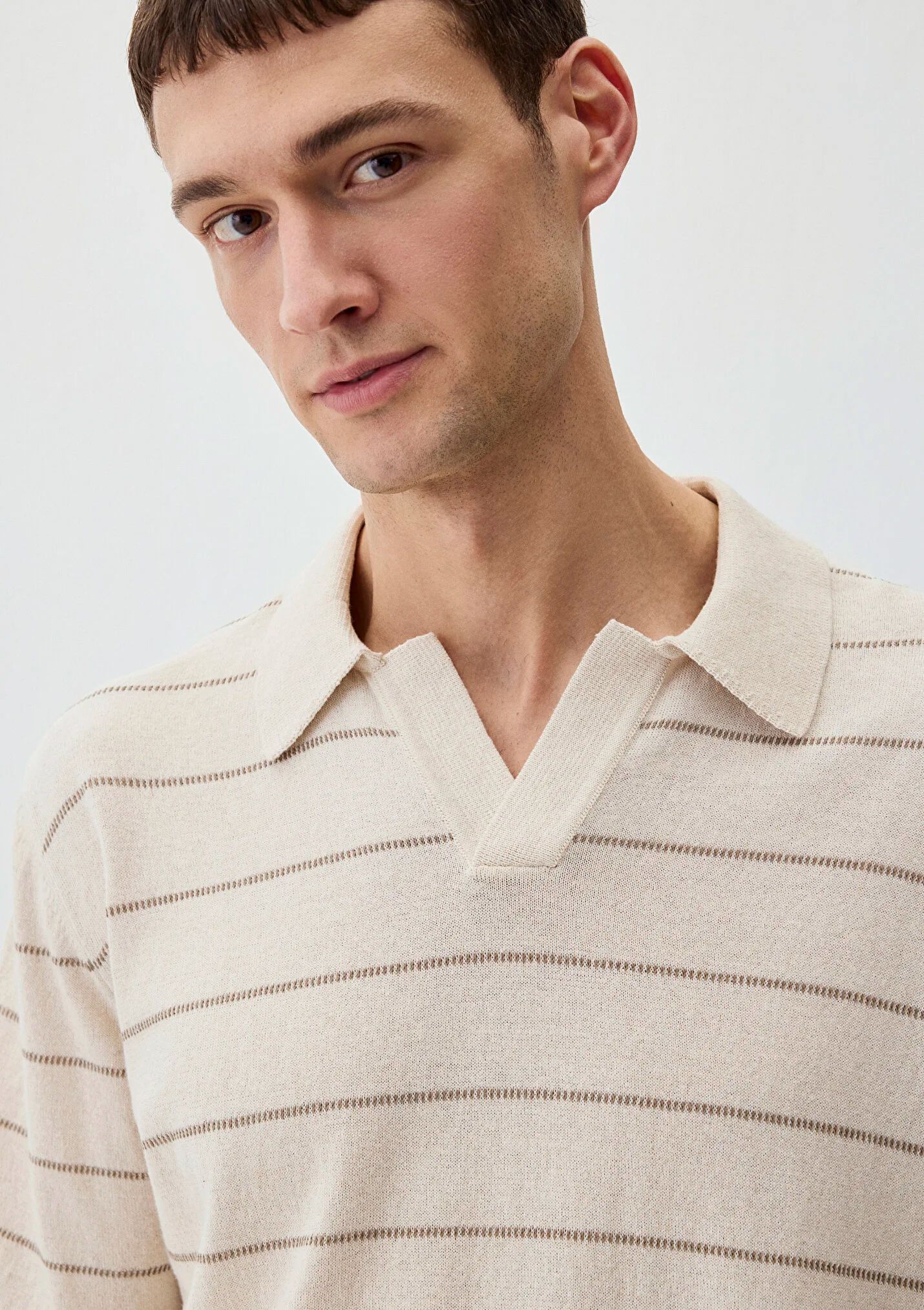 Poloshirt mit Streifen und offenem Kragen Poloshirt mit Streifen und offenem Kragen